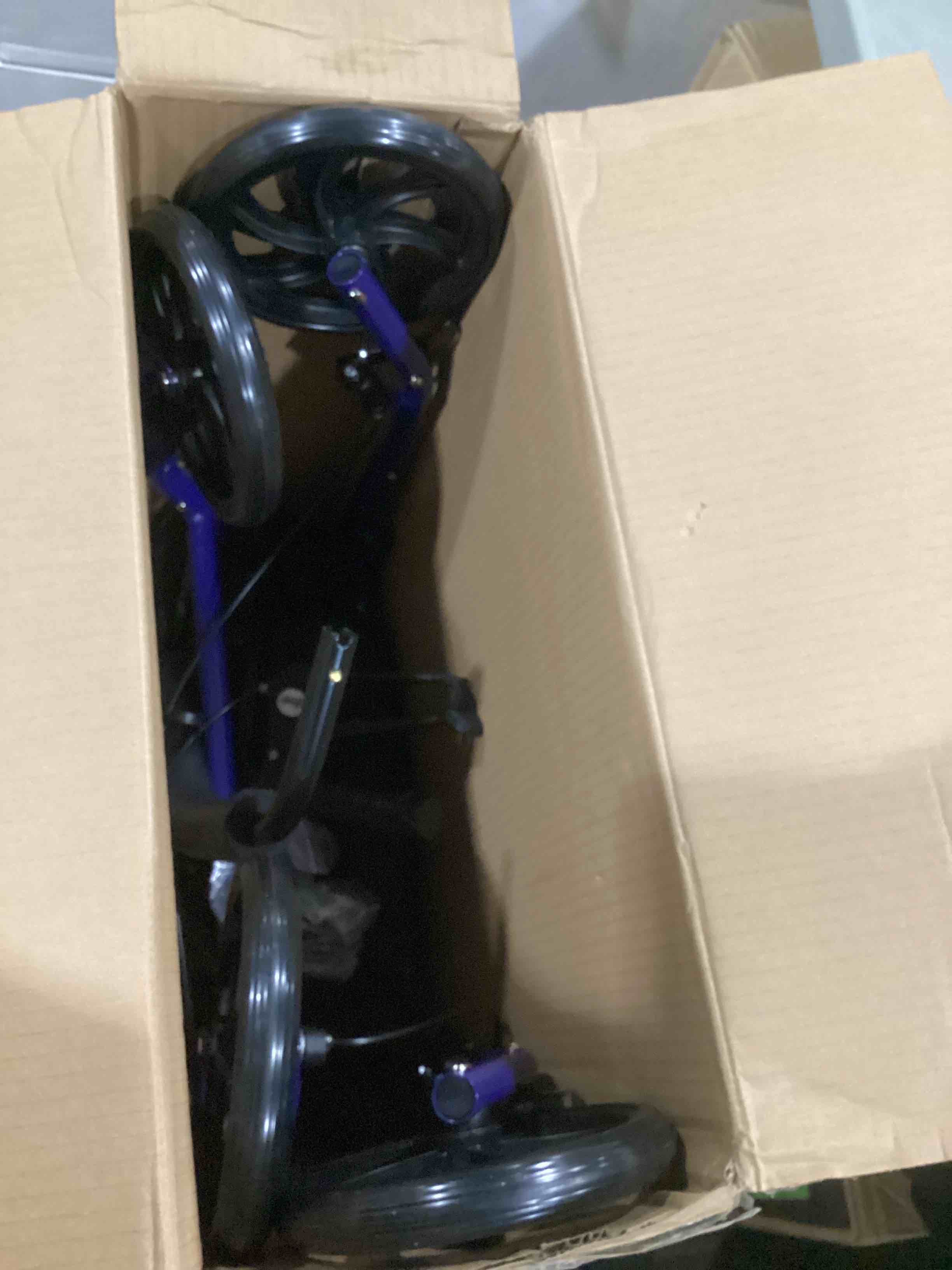 https://s3.amazonaws.com/lotting-images-prod/bidfta/BLU6861468_1730200356082.jpeg