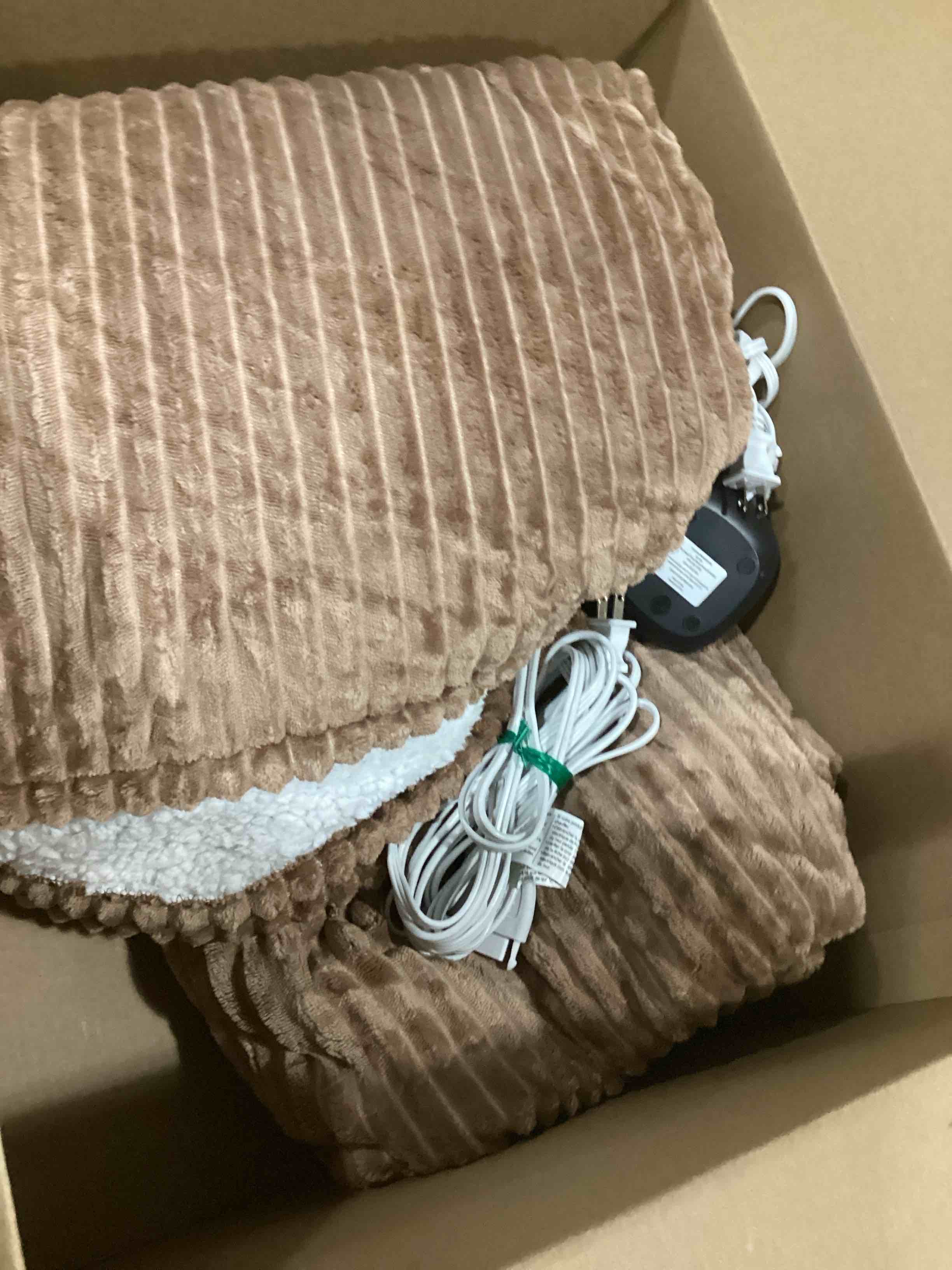 https://s3.amazonaws.com/lotting-images-prod/bidfta/BLU6861538_1730208481524.jpeg