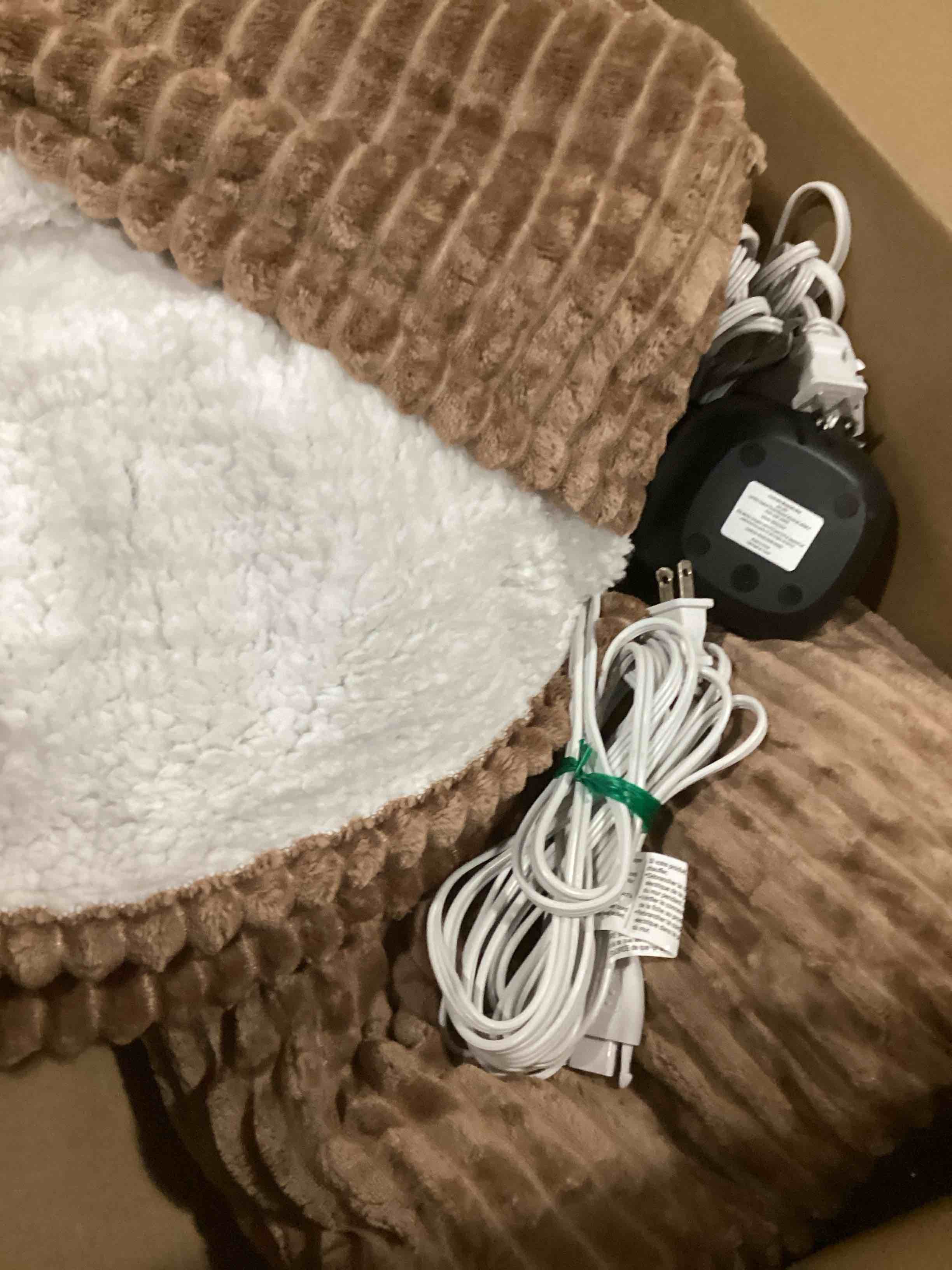 https://s3.amazonaws.com/lotting-images-prod/bidfta/BLU6861538_1730208484946.jpeg