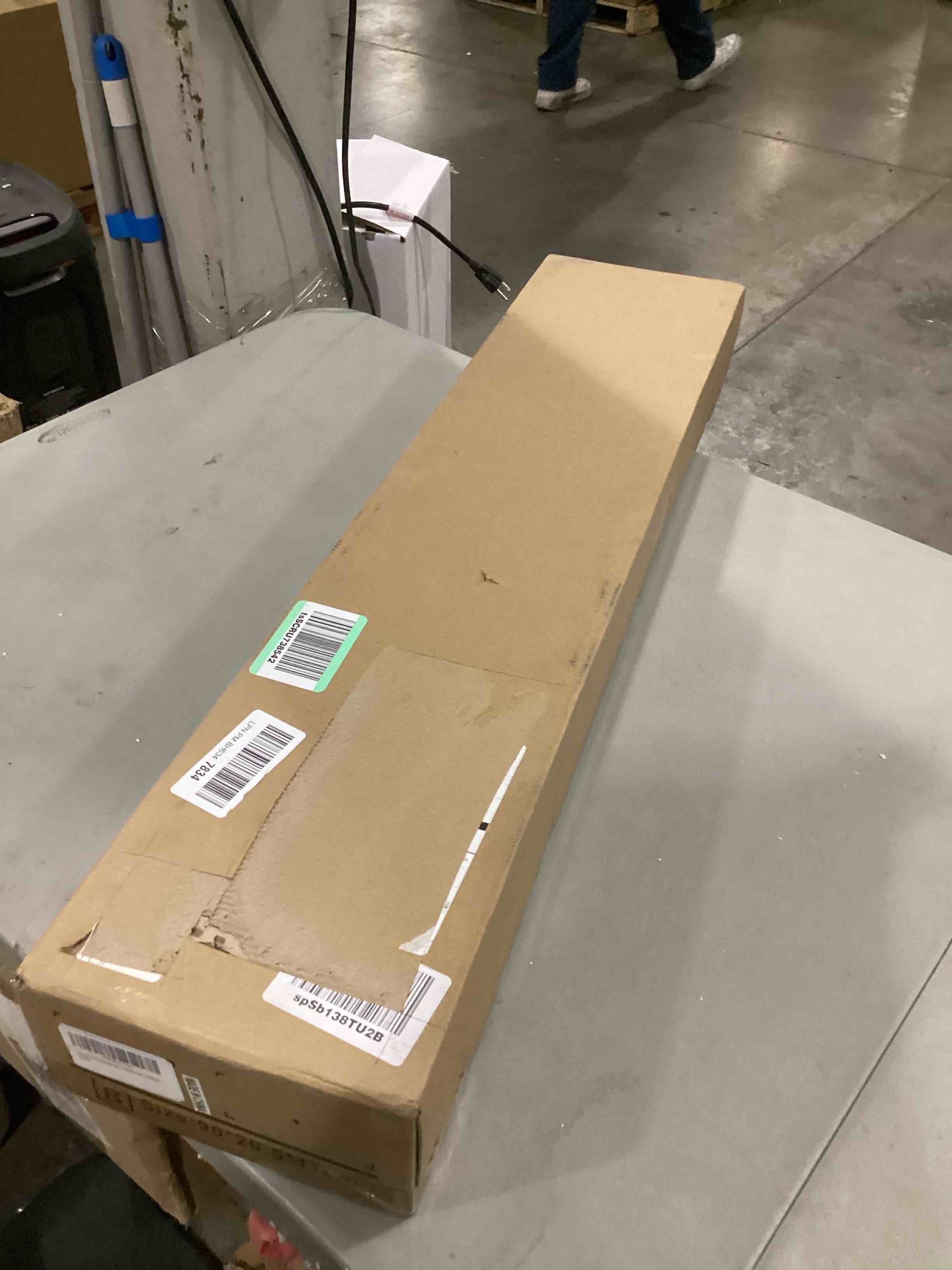 https://s3.amazonaws.com/lotting-images-prod/bidfta/BLU6861553_1730212721720.jpeg