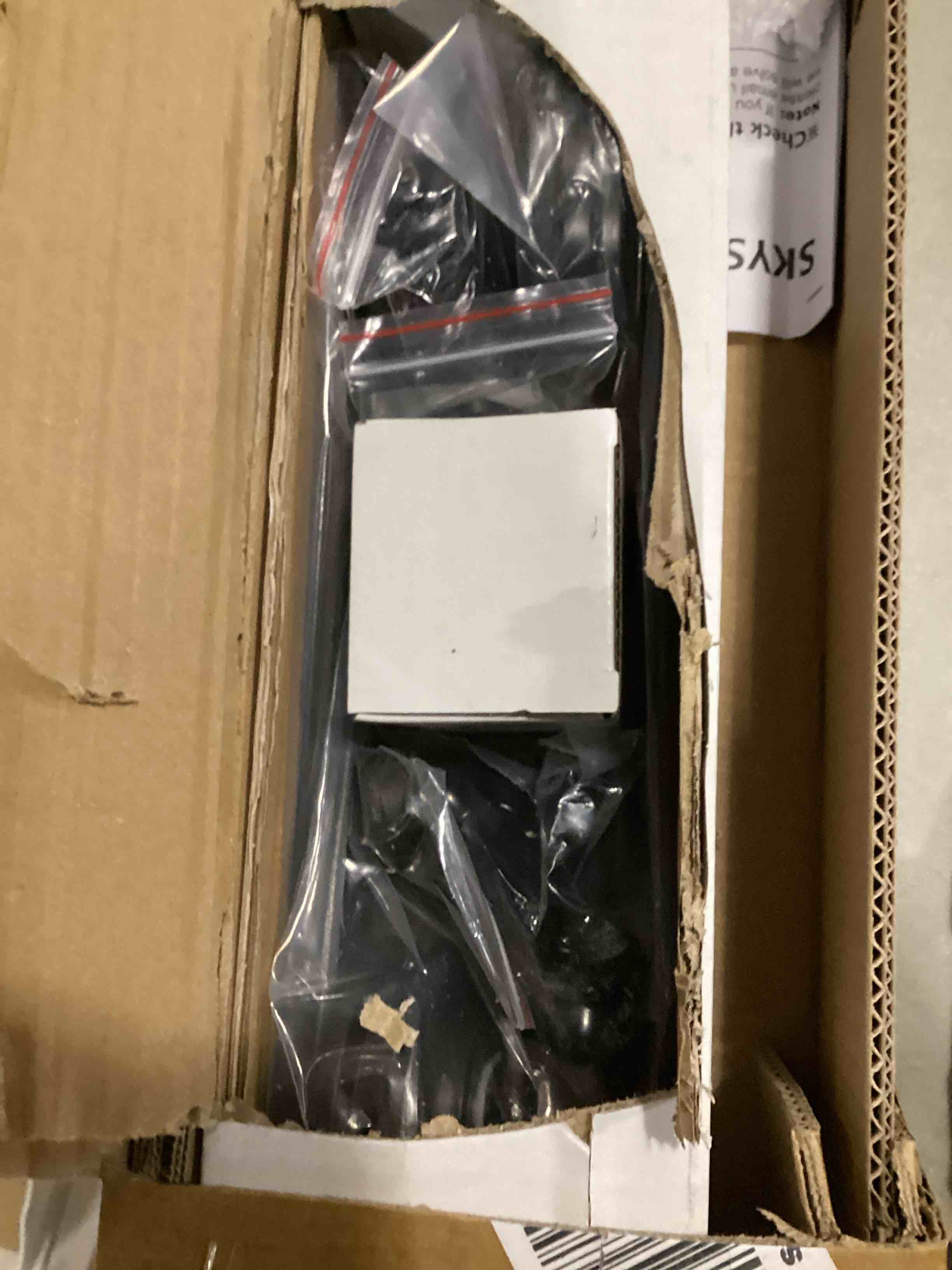 https://s3.amazonaws.com/lotting-images-prod/bidfta/BLU6862296_1730560605520.jpeg