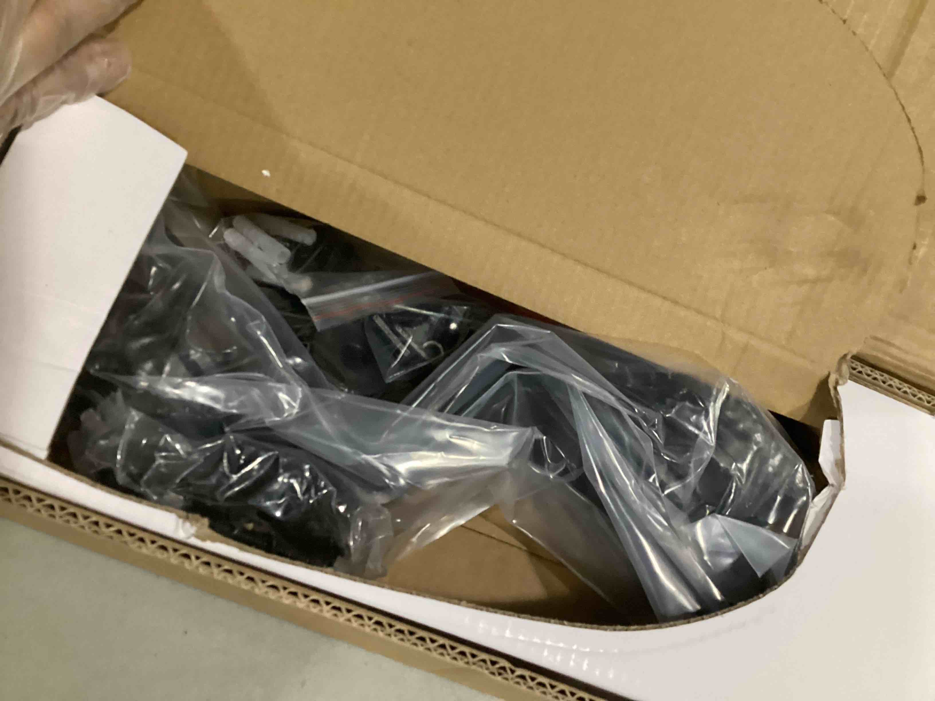 https://s3.amazonaws.com/lotting-images-prod/bidfta/BLU6862296_1730560616343.jpeg