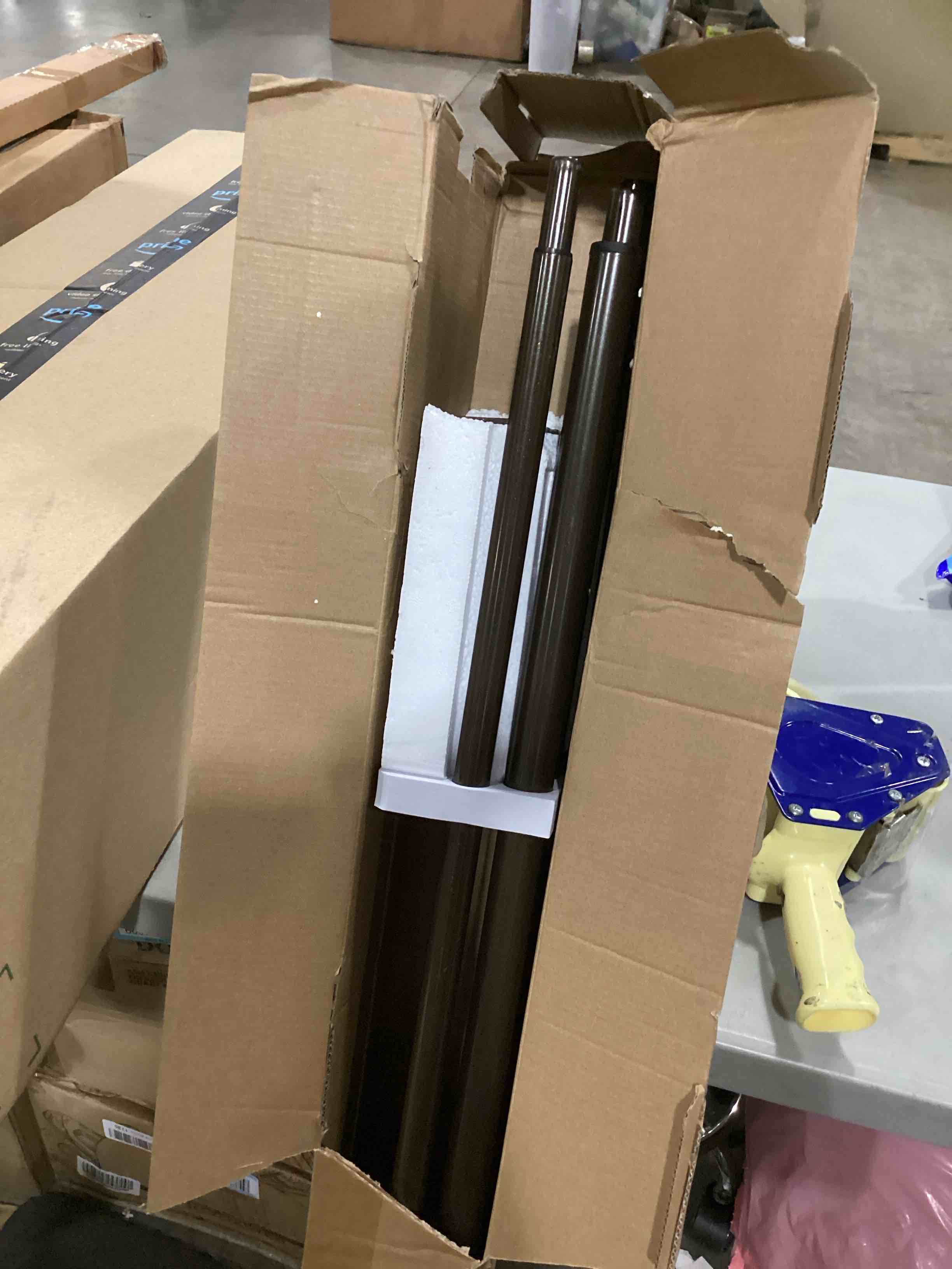 https://s3.amazonaws.com/lotting-images-prod/bidfta/BLU6862491_1730744222185.jpeg