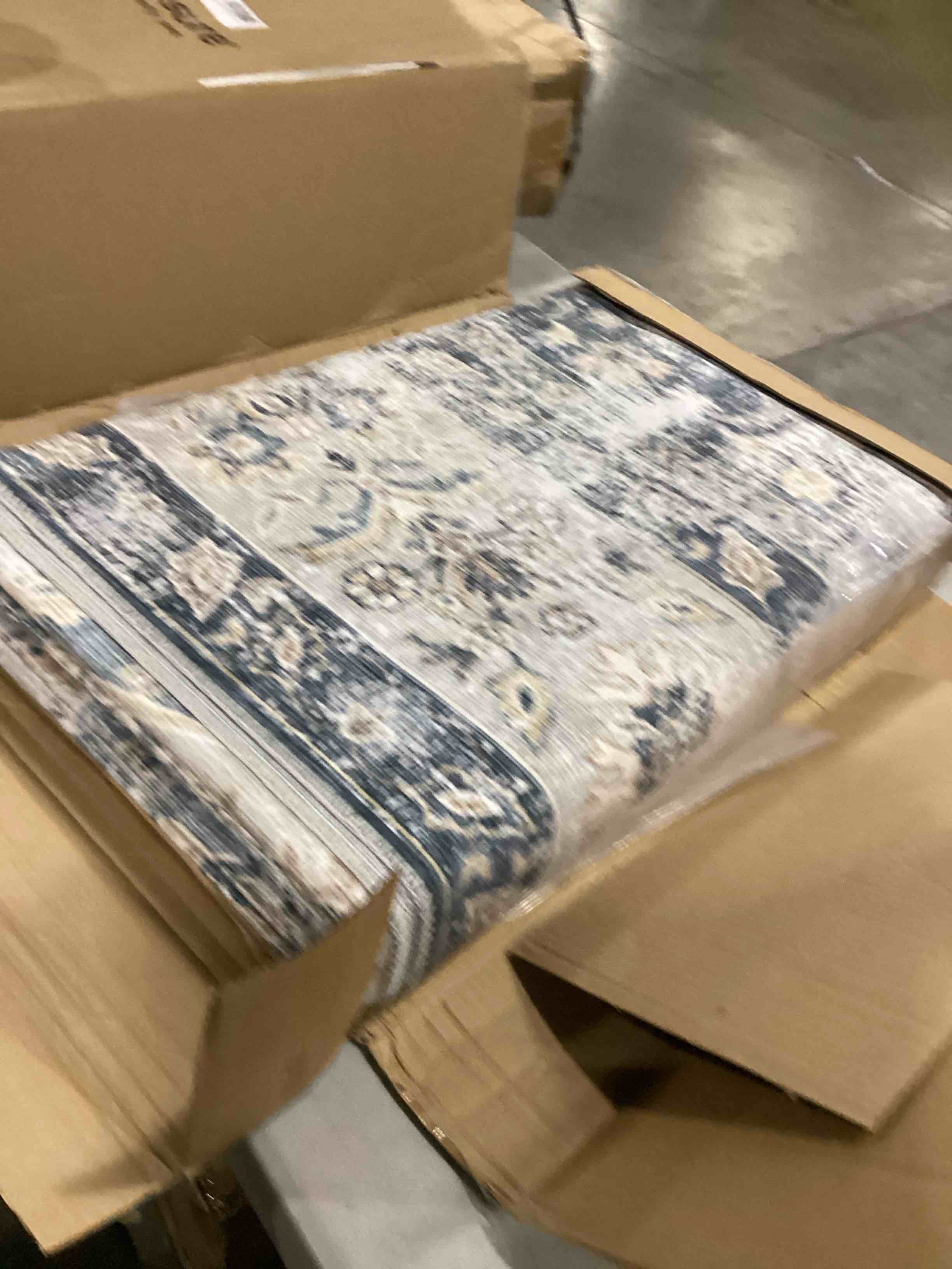 https://s3.amazonaws.com/lotting-images-prod/bidfta/BLU6862499_1730745334666.jpeg