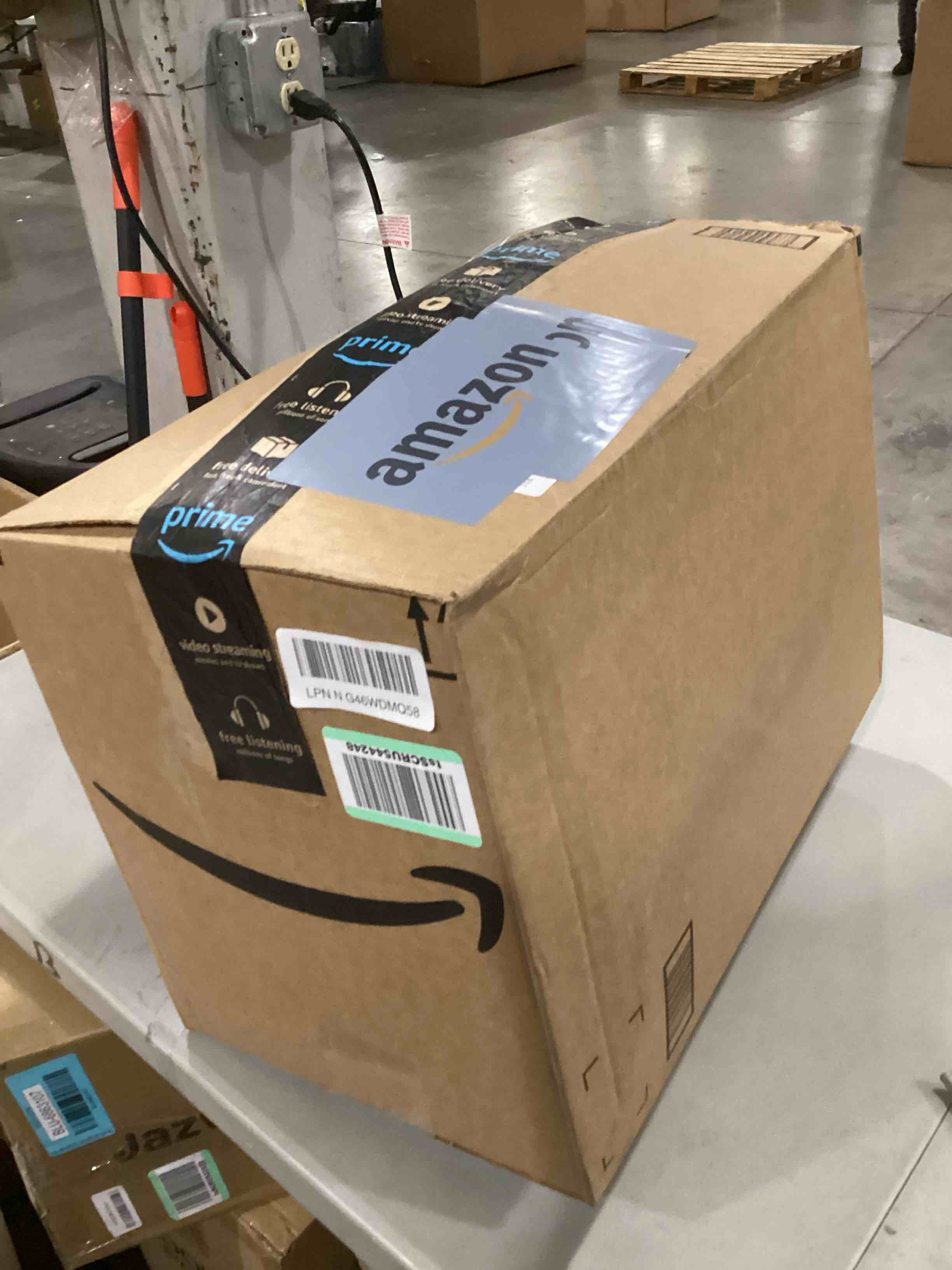 https://s3.amazonaws.com/lotting-images-prod/bidfta/BLU6862566_1730811249648.jpeg