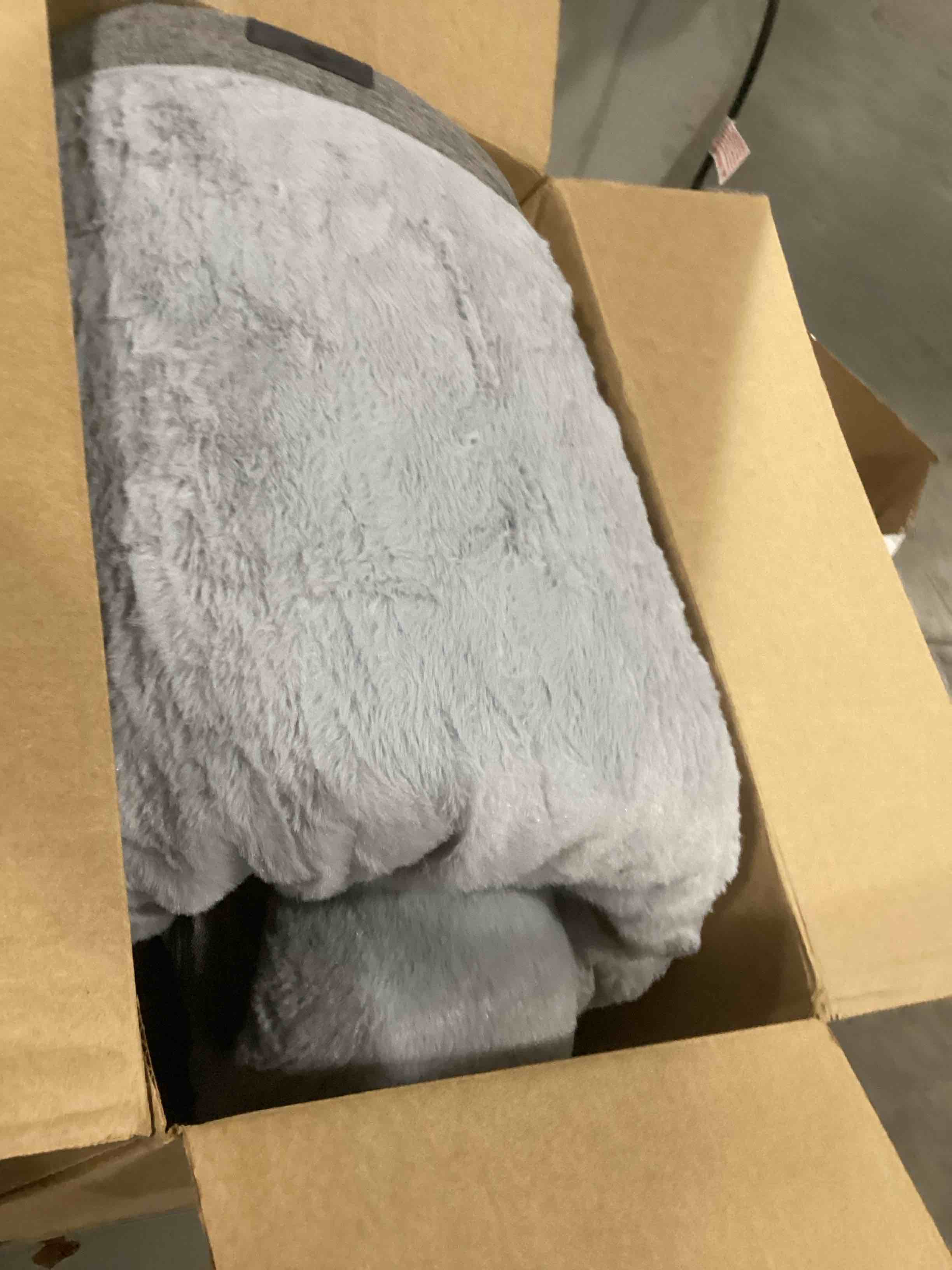 https://s3.amazonaws.com/lotting-images-prod/bidfta/BLU6862566_1730811273209.jpeg