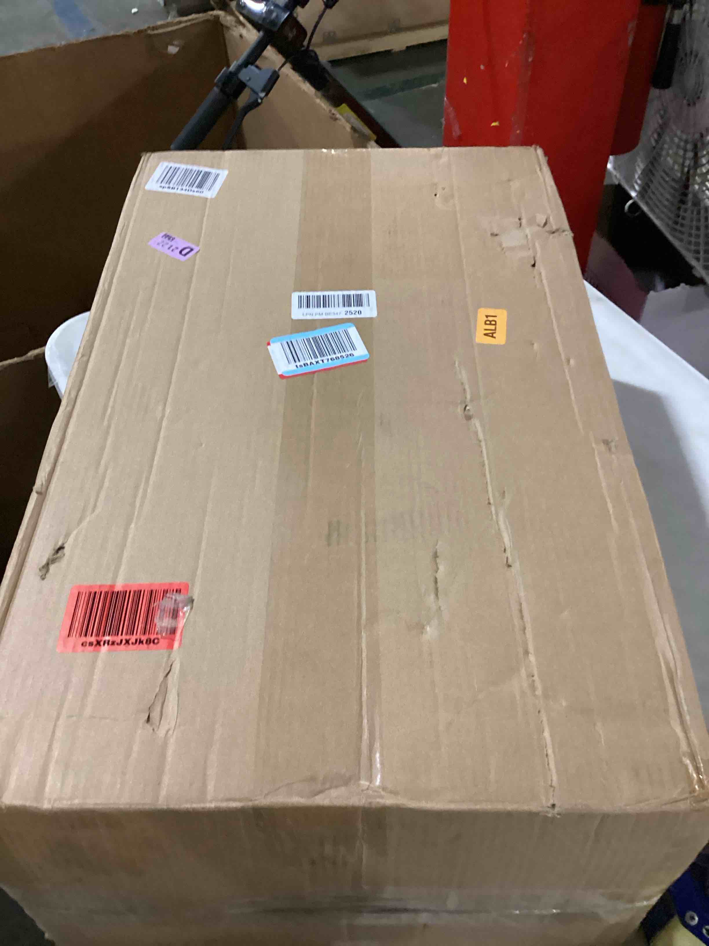 https://s3.amazonaws.com/lotting-images-prod/bidfta/BLU6863523_1730998786834.jpeg