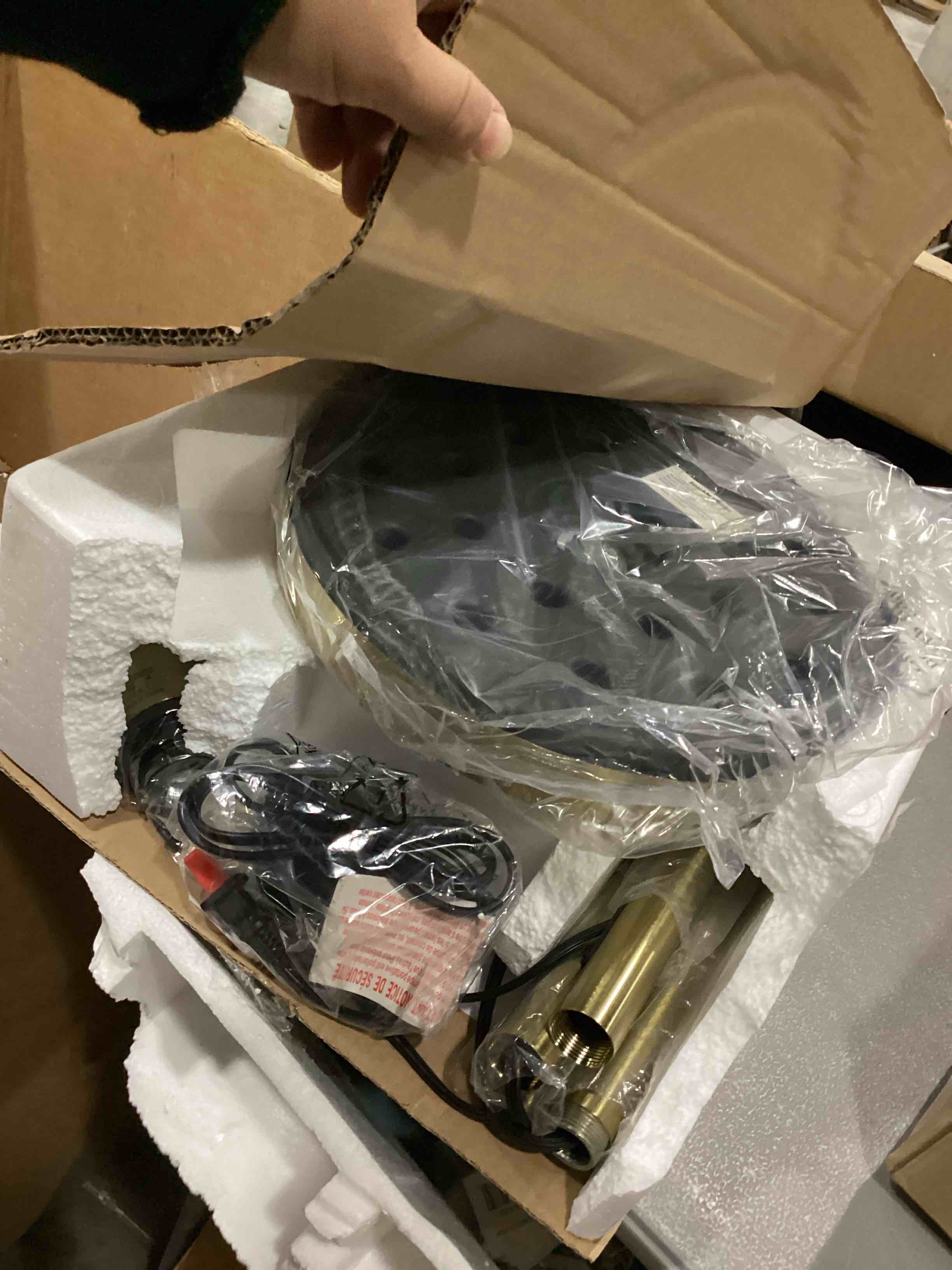 https://s3.amazonaws.com/lotting-images-prod/bidfta/BLU6864609_1730461056096.jpeg