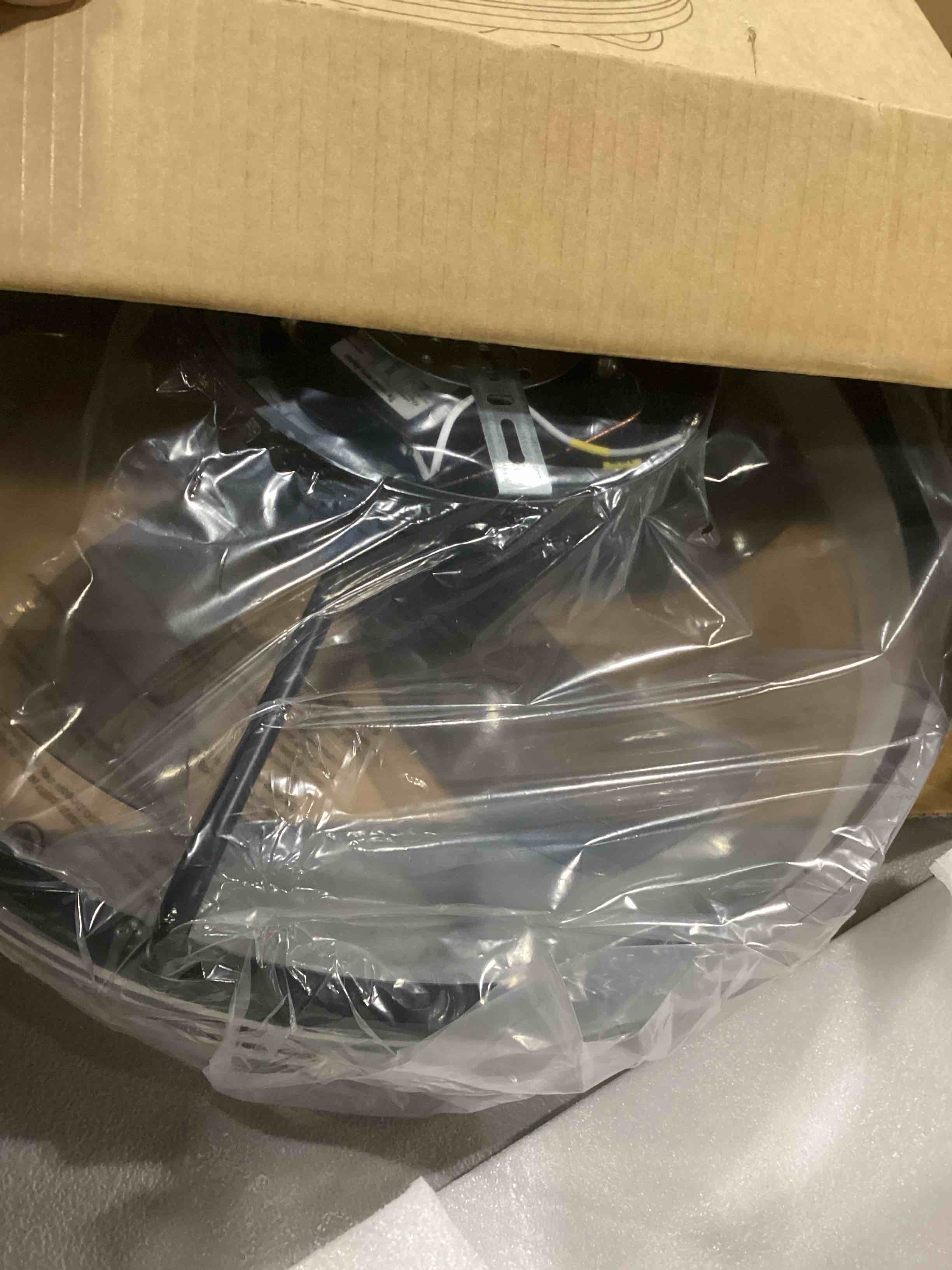 https://s3.amazonaws.com/lotting-images-prod/bidfta/BLU6864906_1730560028592.jpeg