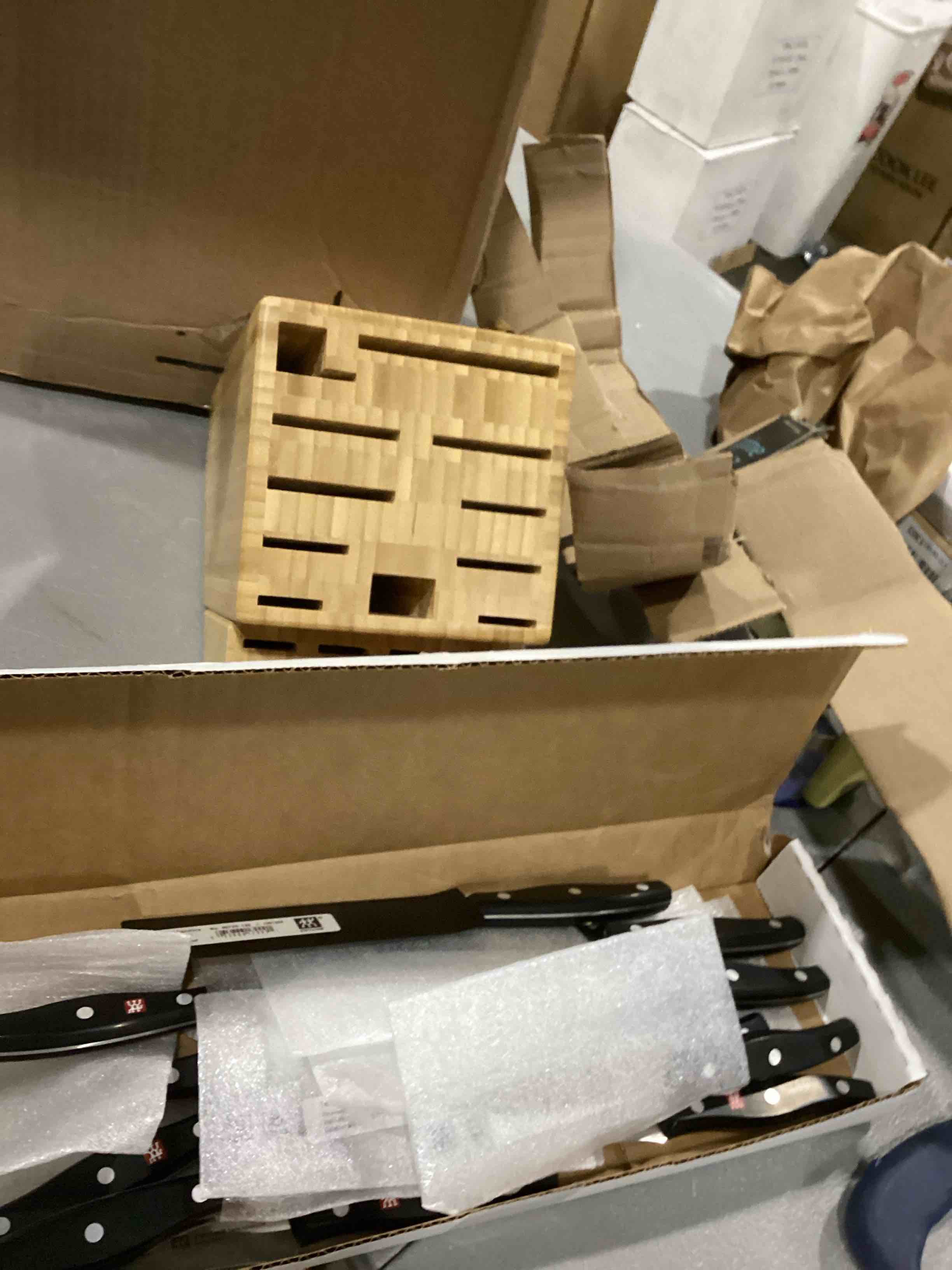 https://s3.amazonaws.com/lotting-images-prod/bidfta/BLU6864910_1730560502405.jpeg