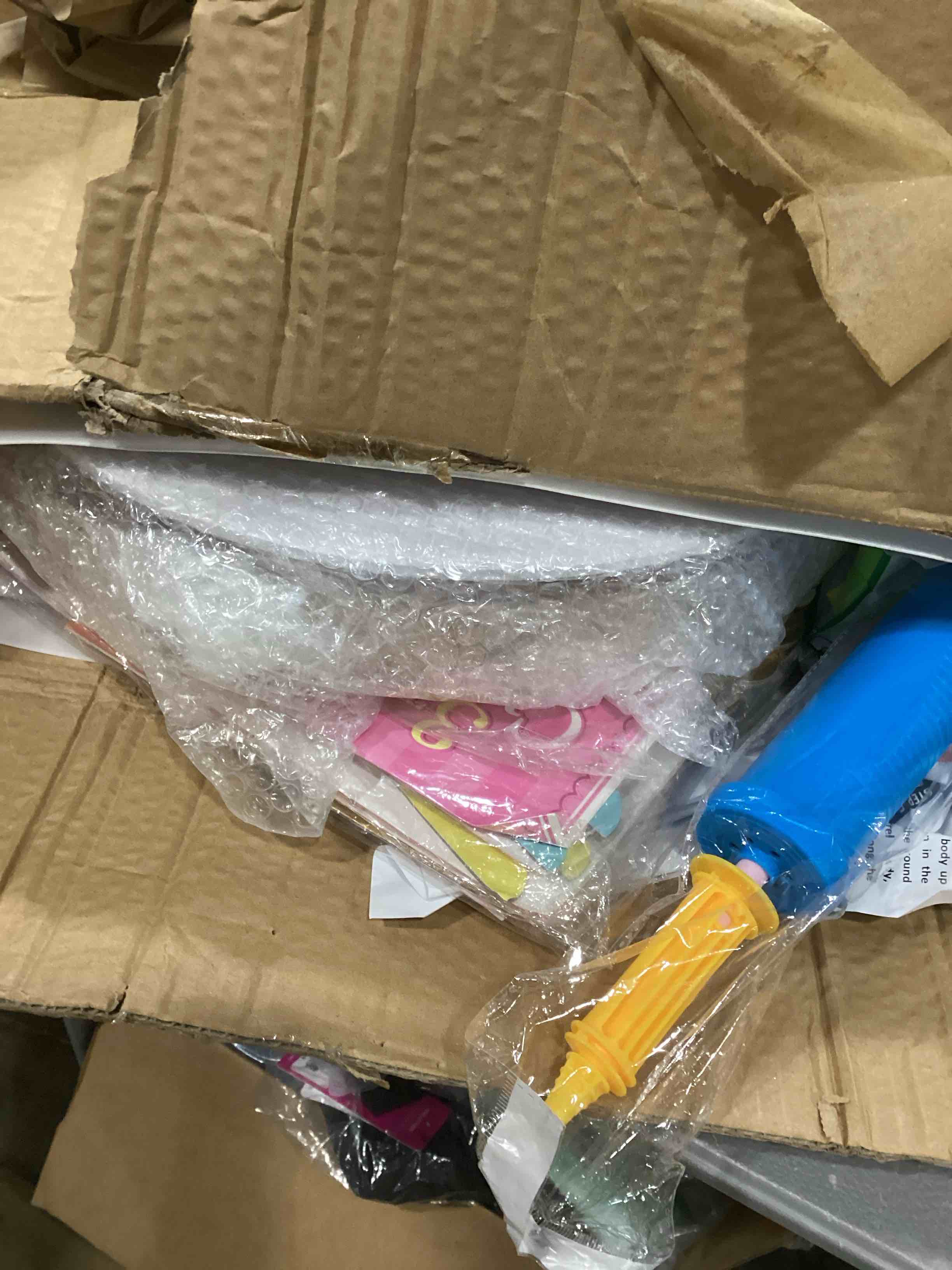 https://s3.amazonaws.com/lotting-images-prod/bidfta/BLU6865231_1730811293805.jpeg
