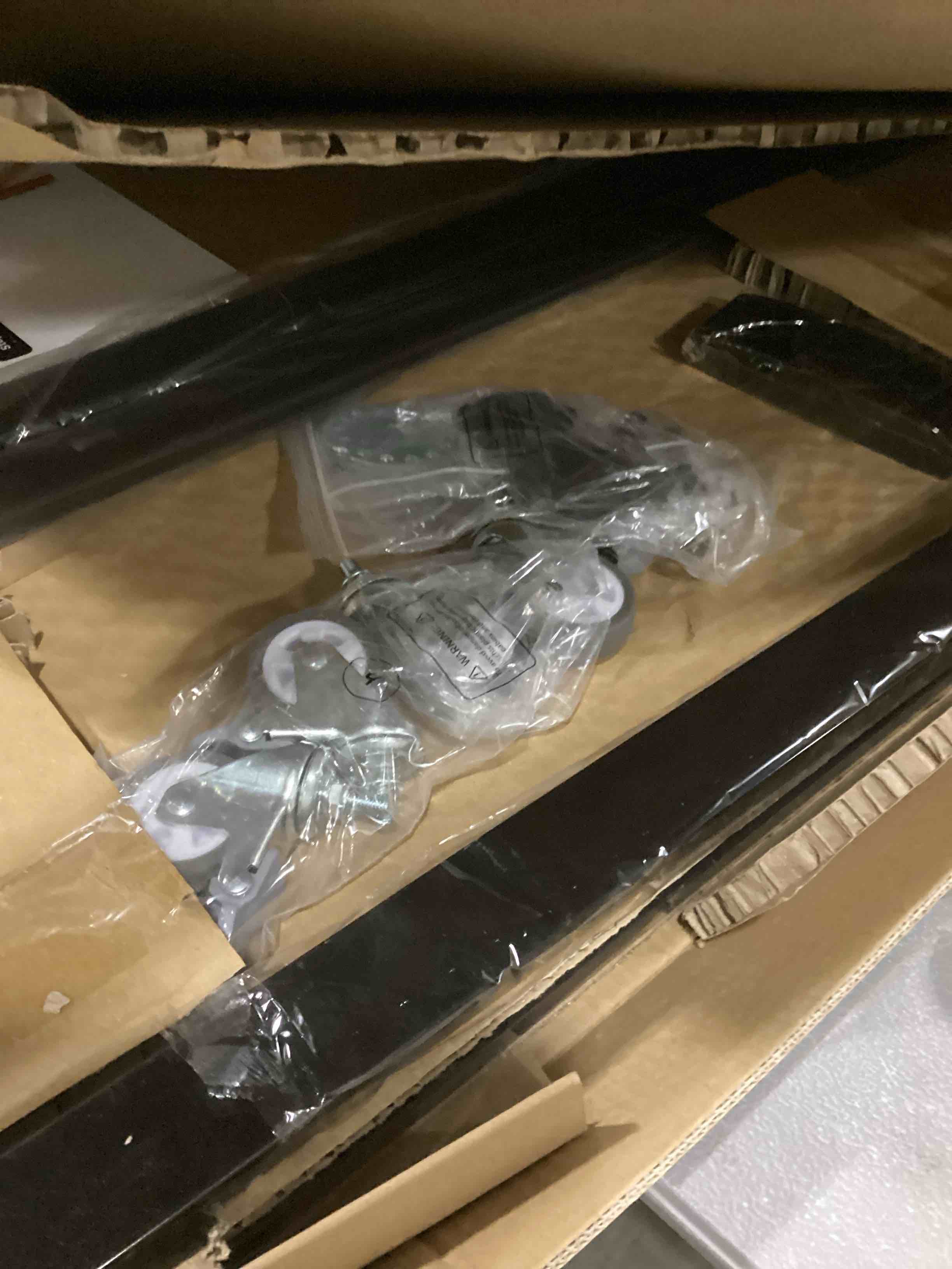https://s3.amazonaws.com/lotting-images-prod/bidfta/BLU6865263_1730816205480.jpeg