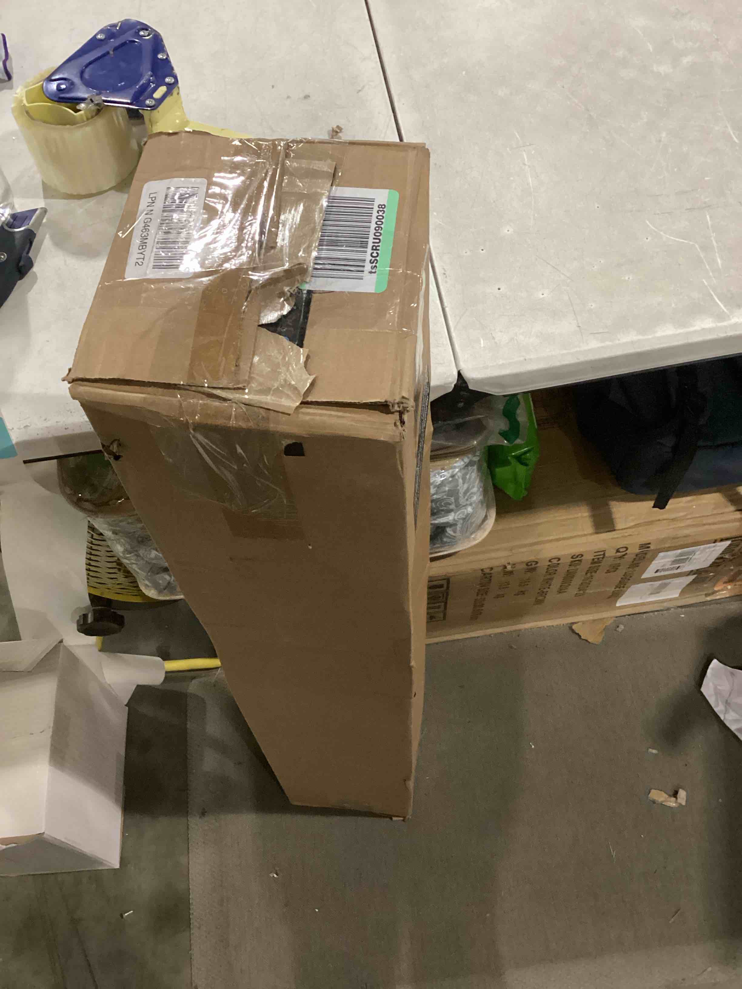 https://s3.amazonaws.com/lotting-images-prod/bidfta/BLU6866158_1730572738584.jpeg