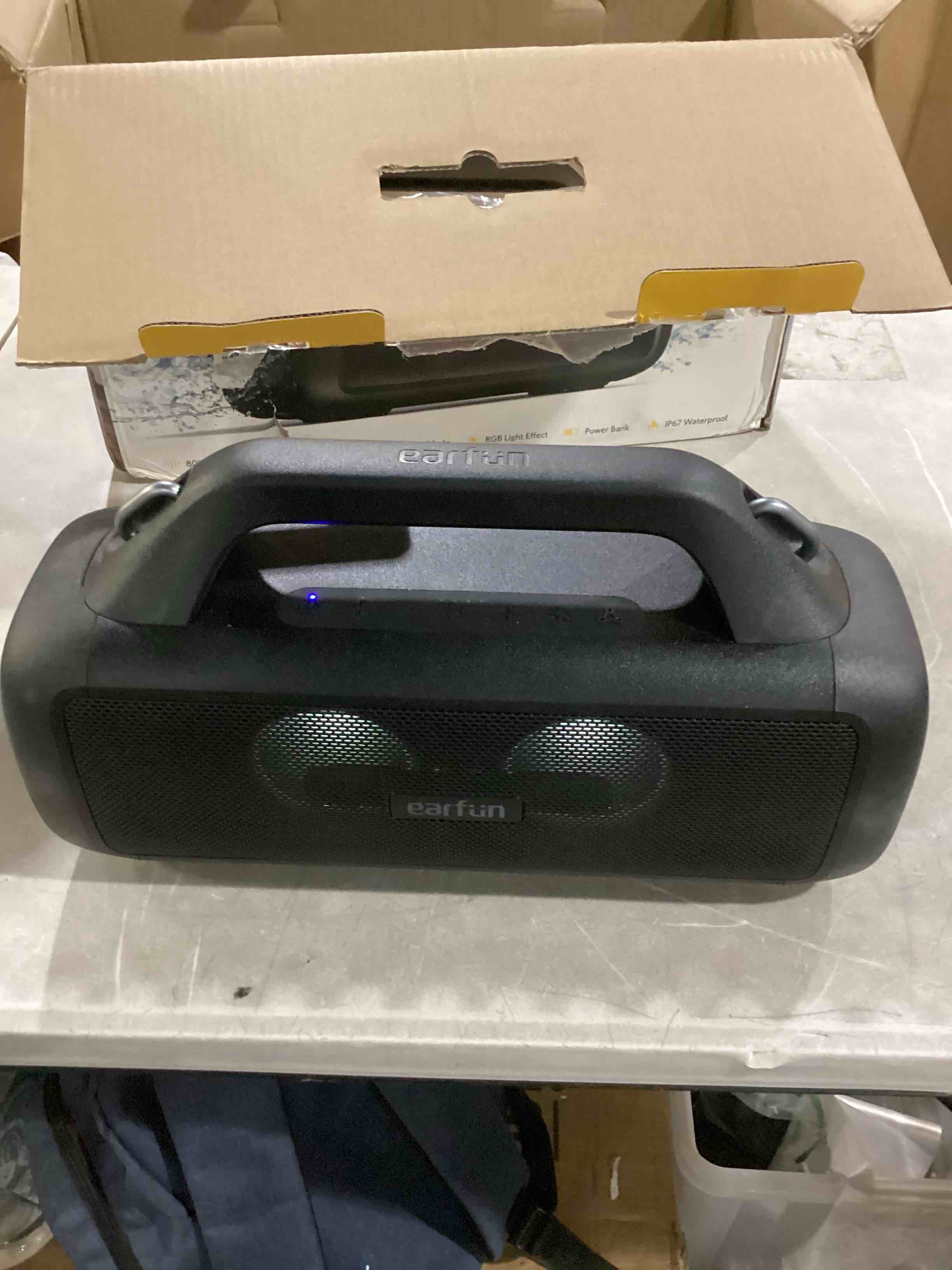 https://s3.amazonaws.com/lotting-images-prod/bidfta/BLU6866288_1730744431358.jpeg