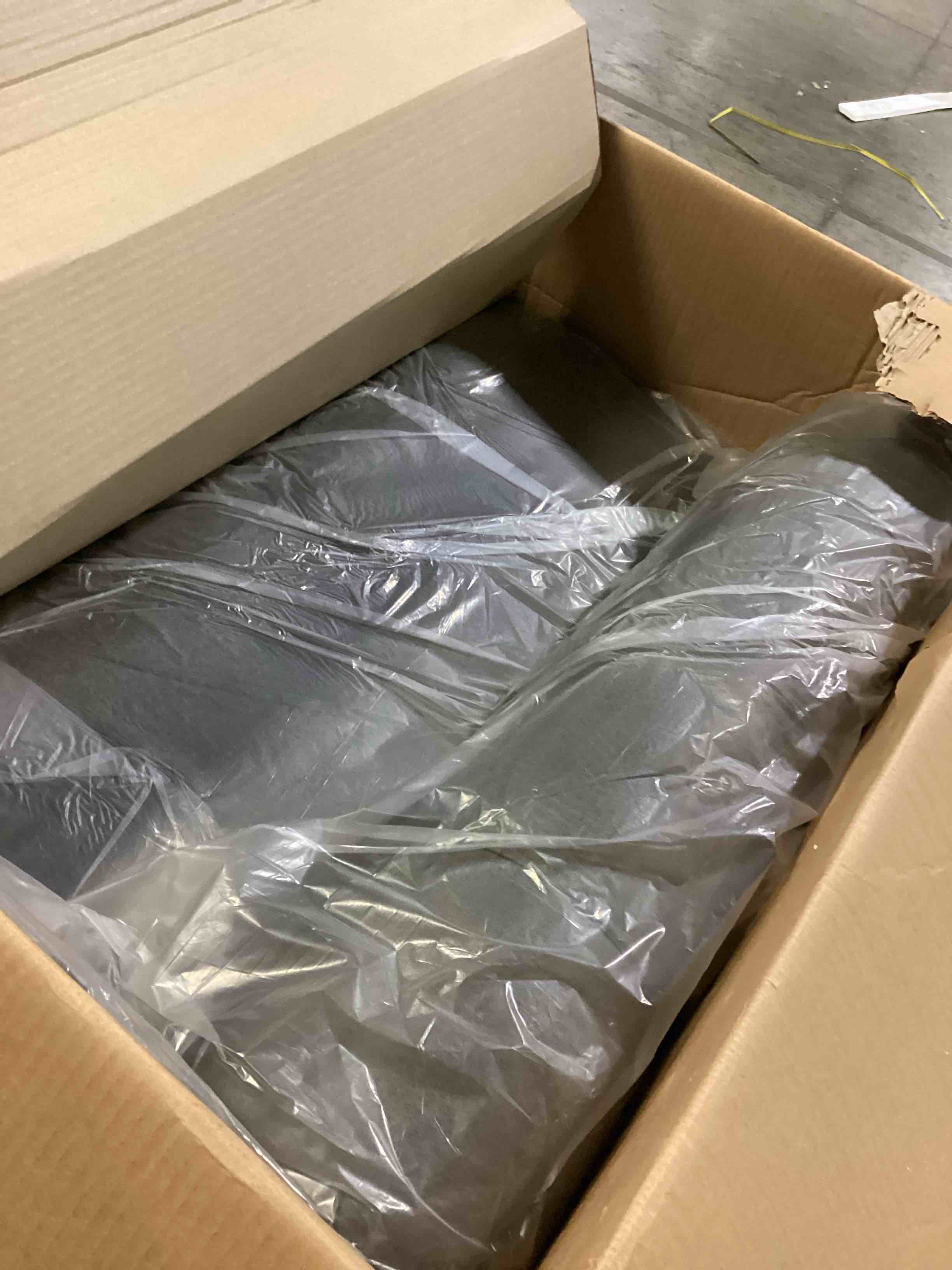 https://s3.amazonaws.com/lotting-images-prod/bidfta/BLU6867017_1731614595864.jpeg