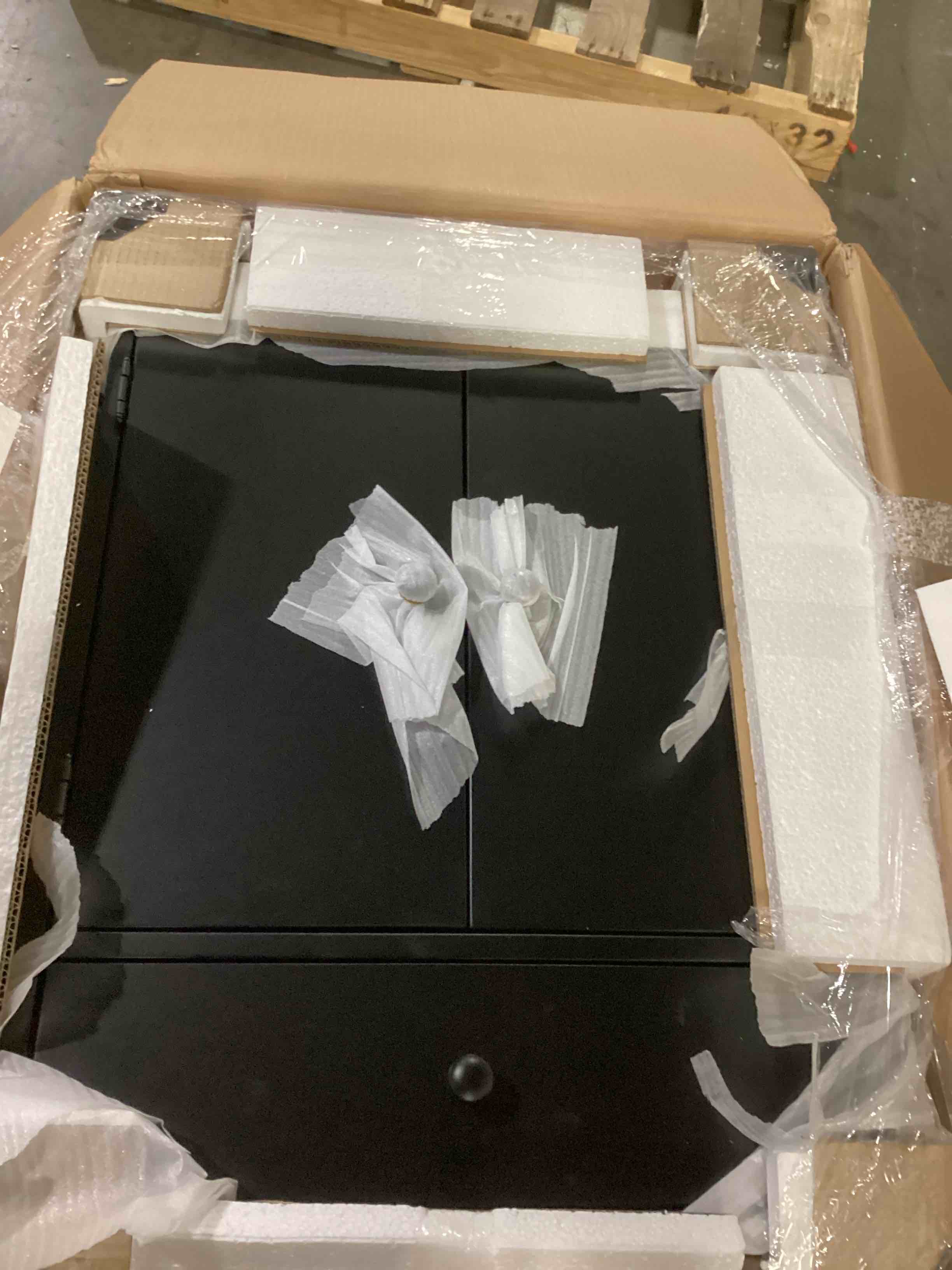 https://s3.amazonaws.com/lotting-images-prod/bidfta/BLU6867018_1731615233479.jpeg