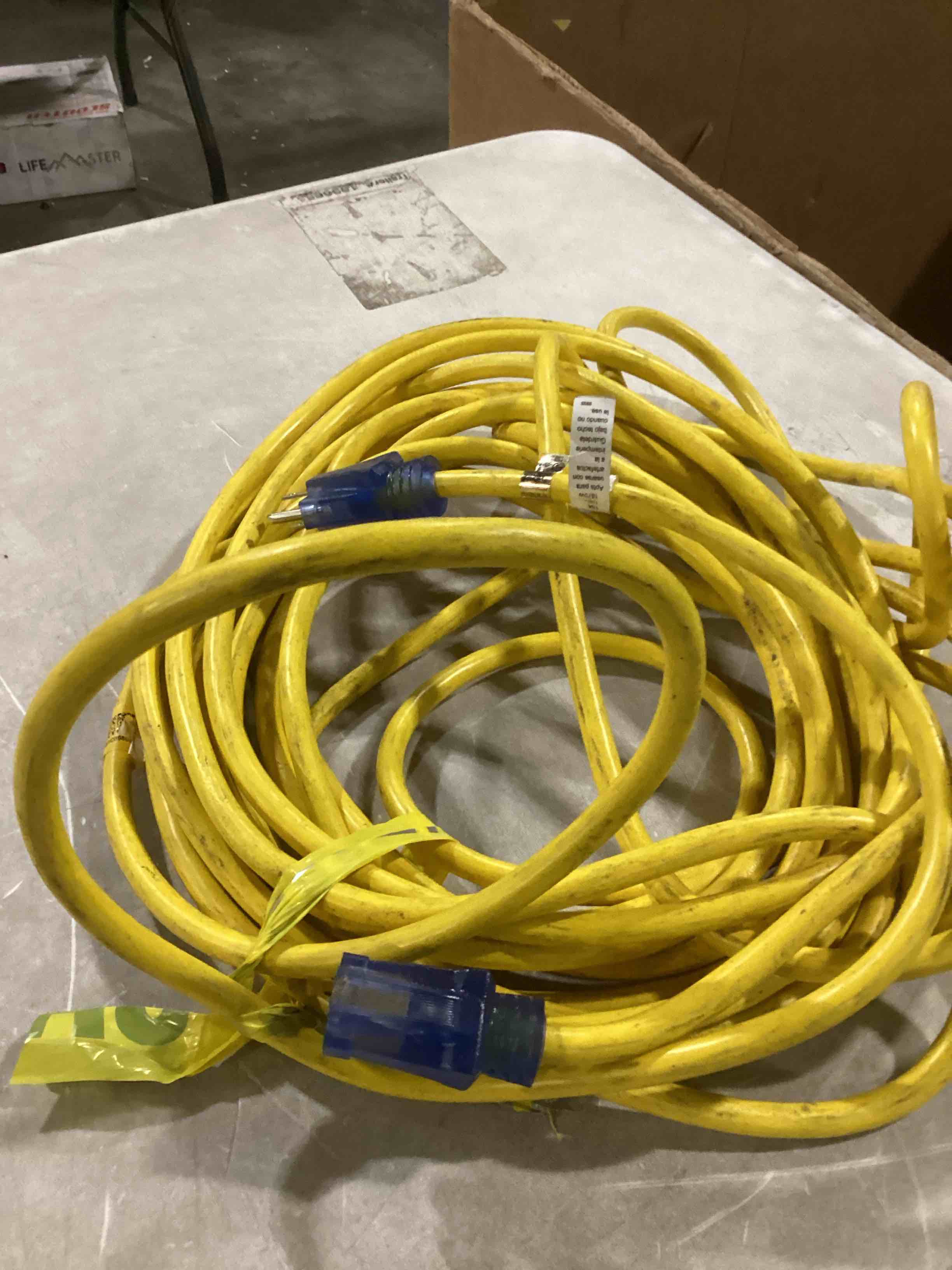 https://s3.amazonaws.com/lotting-images-prod/bidfta/BLU6867393_1732112999042.jpeg