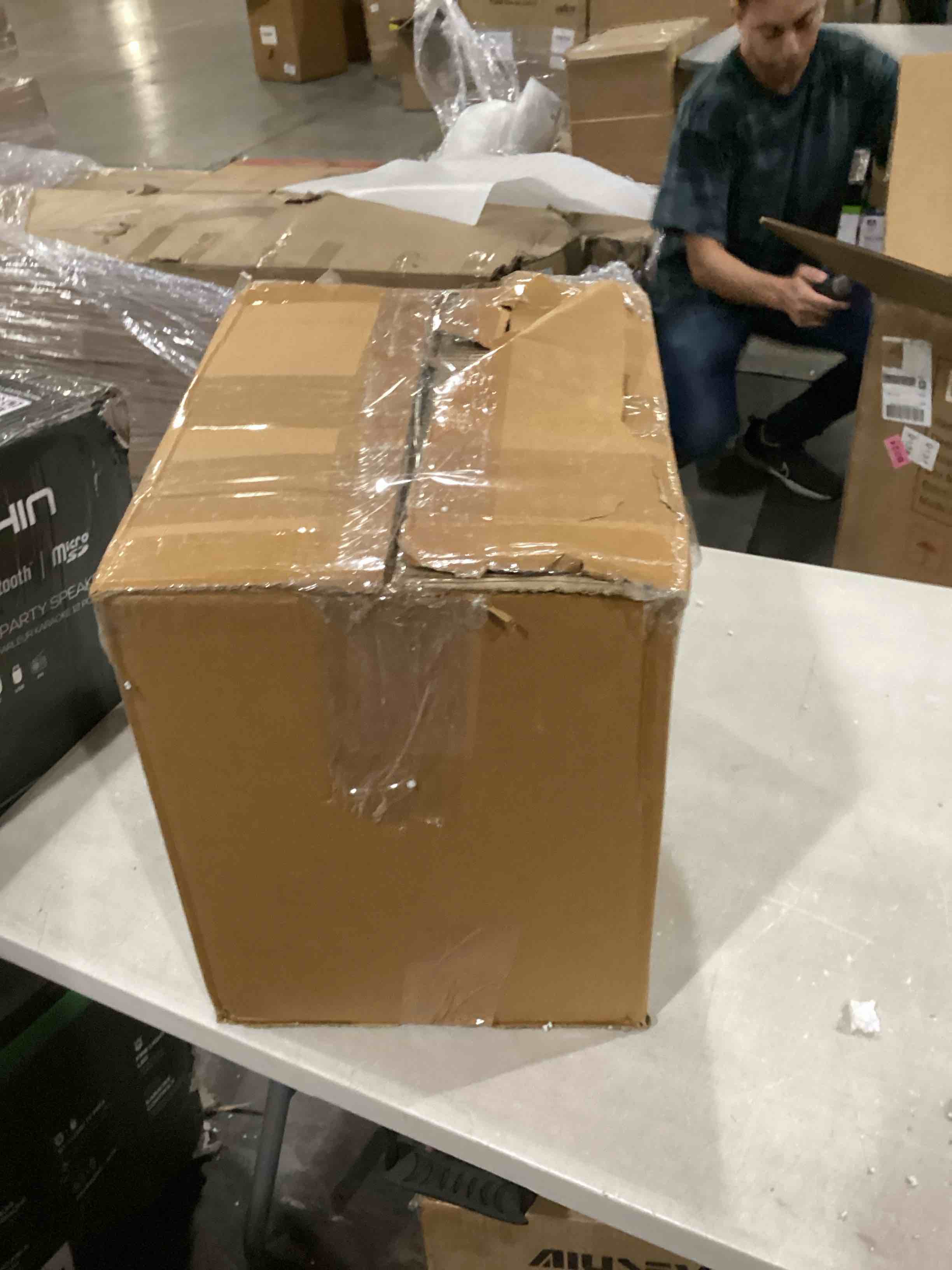 https://s3.amazonaws.com/lotting-images-prod/bidfta/BLU6867867_1730293563646.jpeg