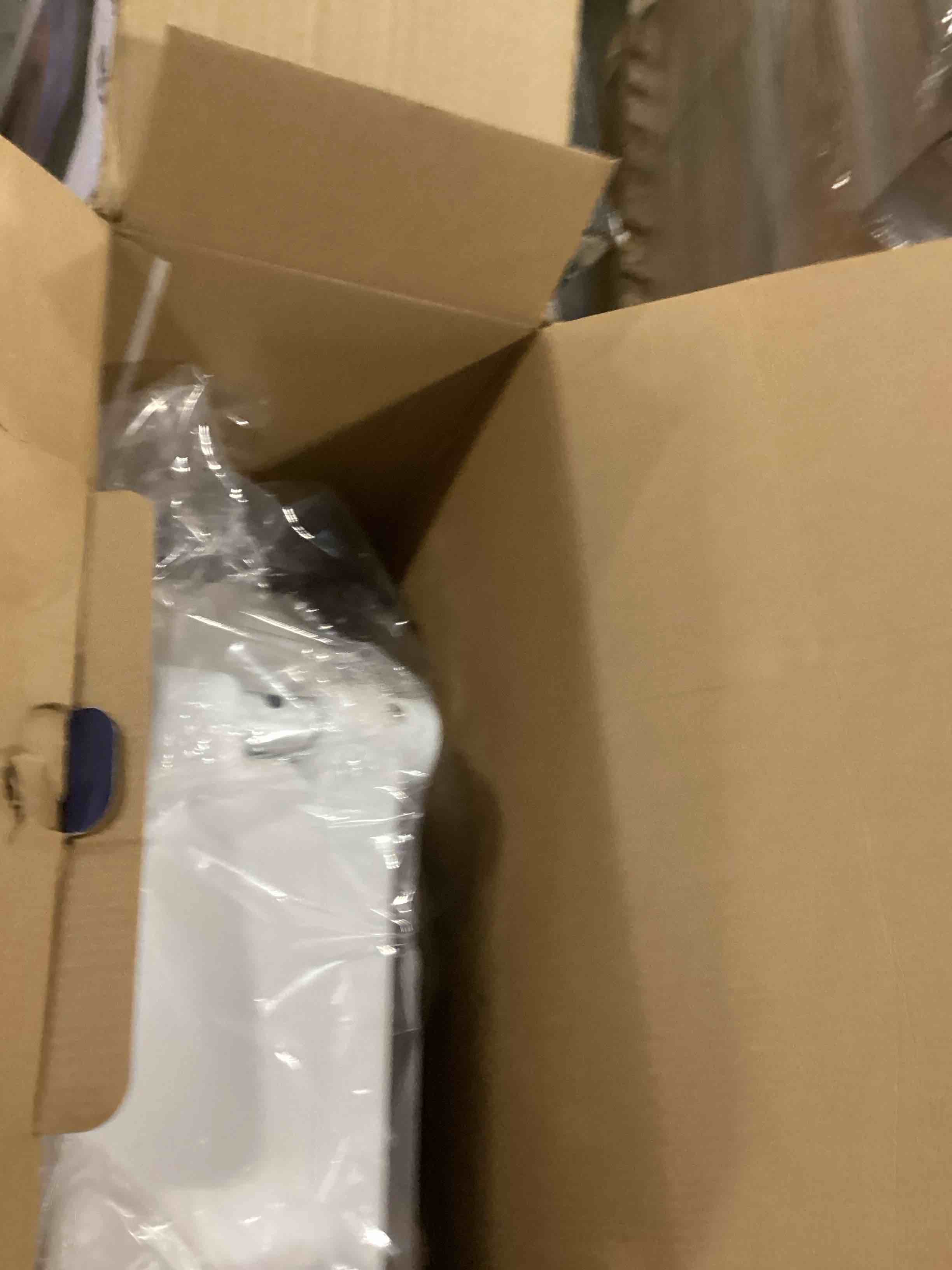 https://s3.amazonaws.com/lotting-images-prod/bidfta/BLU6868017_1730463094366.jpeg