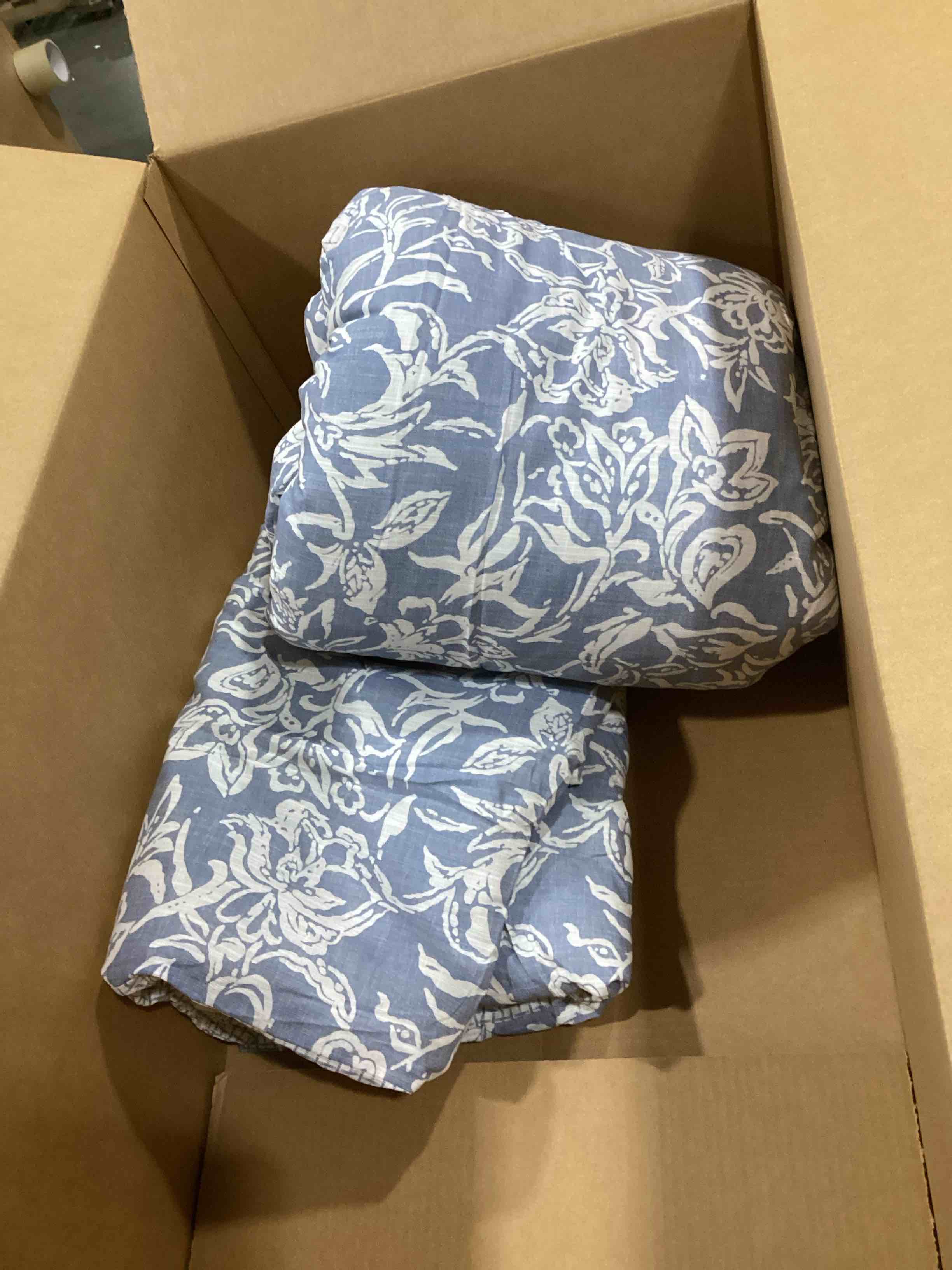 https://s3.amazonaws.com/lotting-images-prod/bidfta/BLU6869975_1730914909948.jpeg