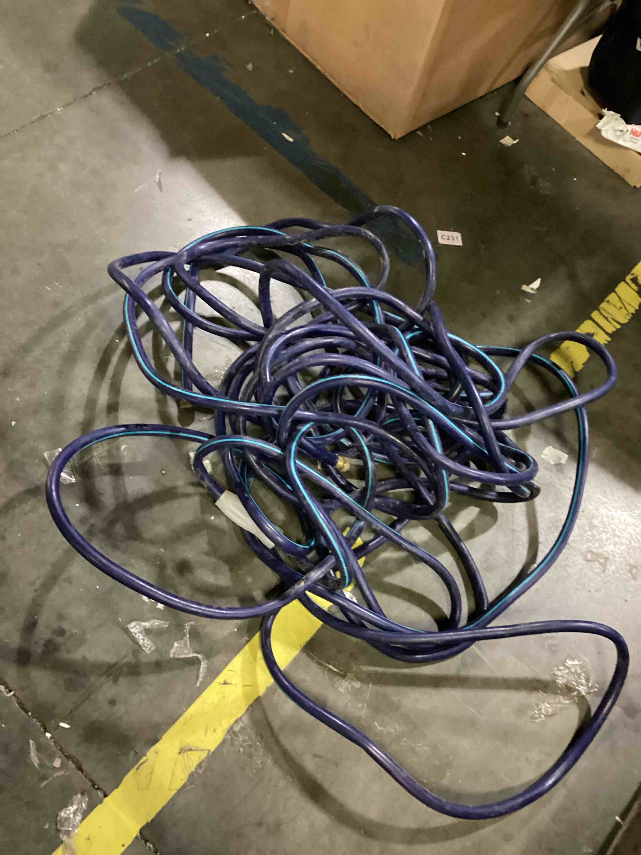 https://s3.amazonaws.com/lotting-images-prod/bidfta/BLU6870708_1730545652690.jpeg