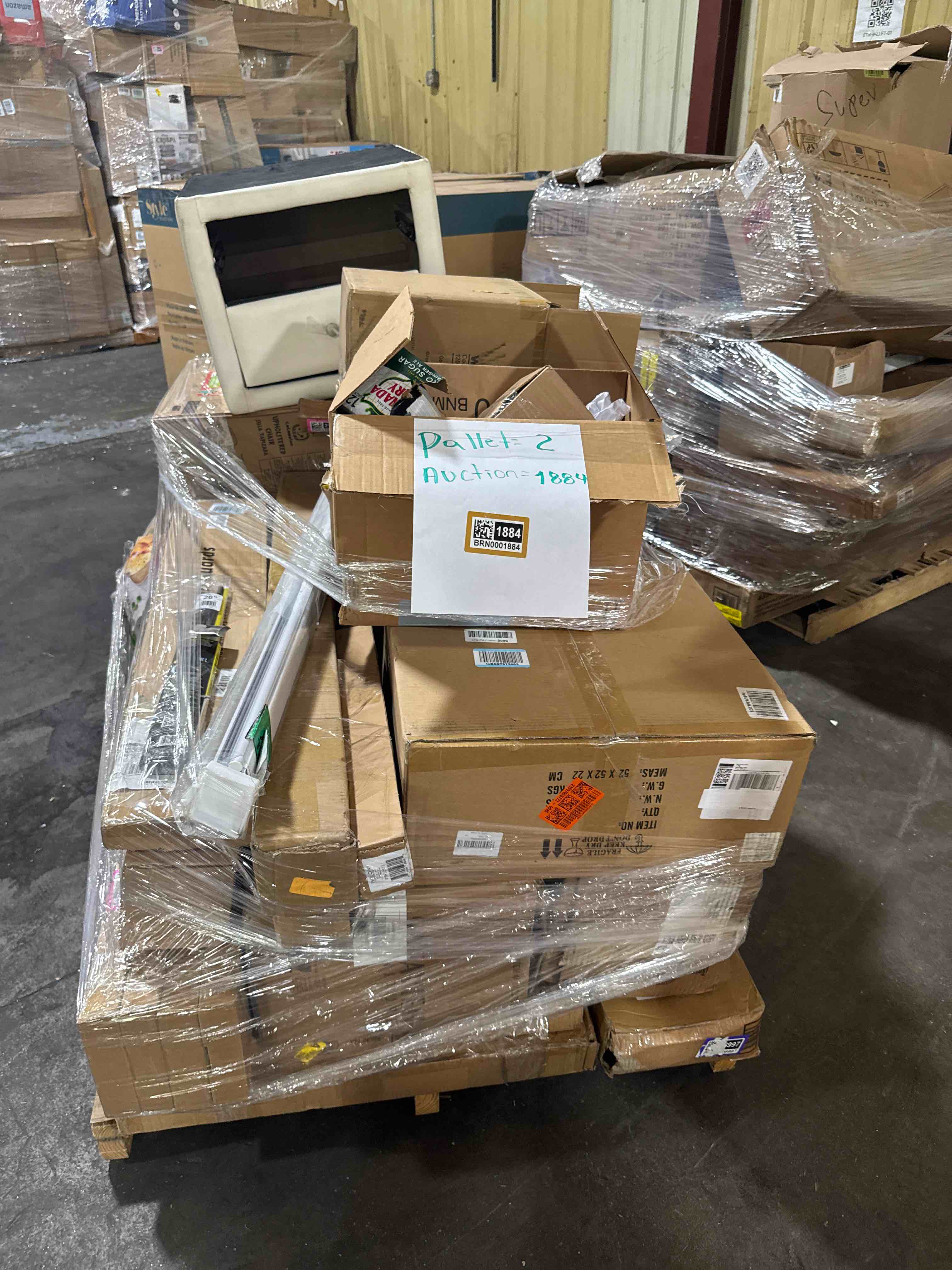 (2 ) skid pallet boxes surprise ( good condición or as is ) item or more