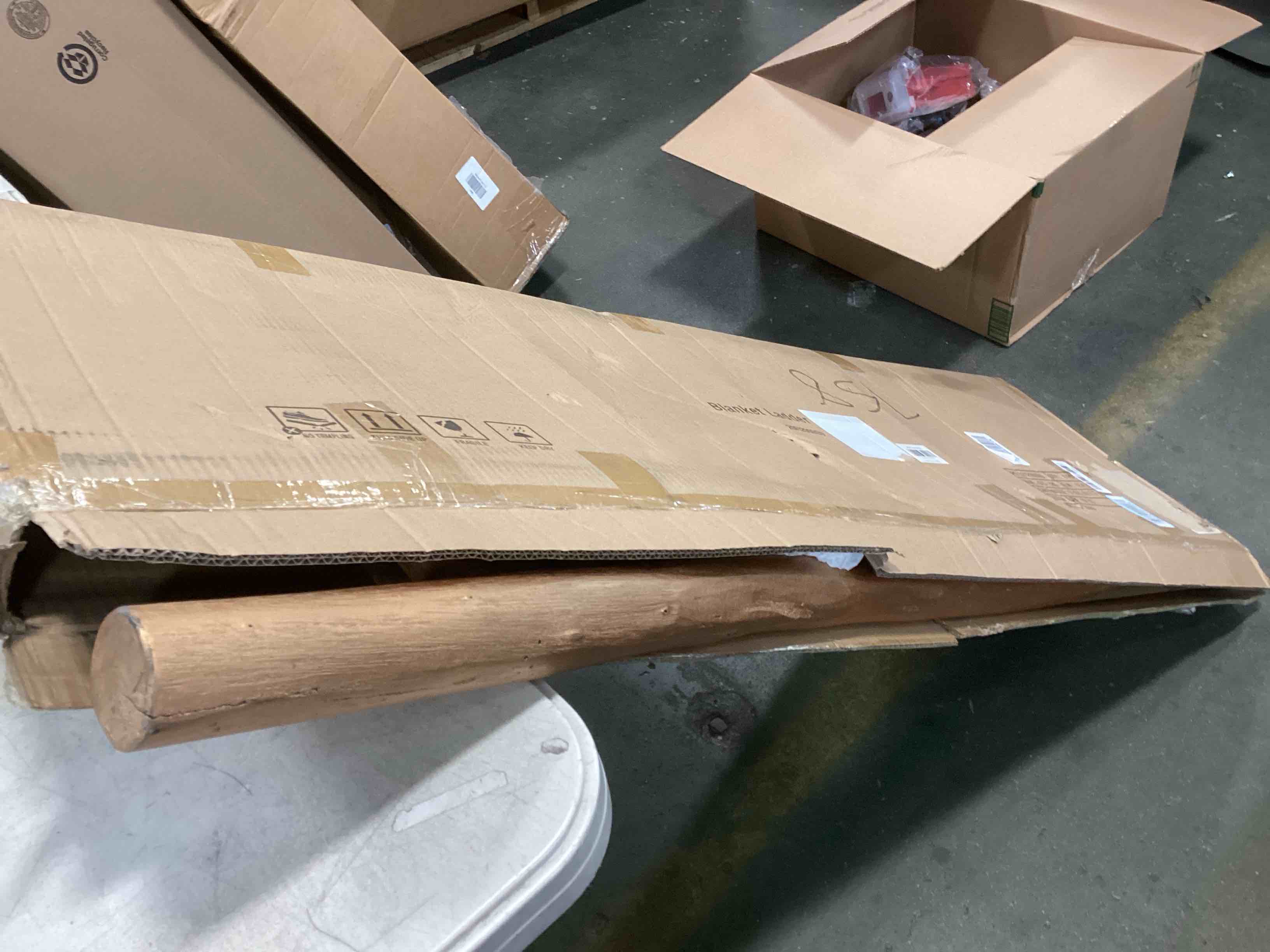 https://s3.amazonaws.com/lotting-images-prod/bidfta/BRN0013636_1724251315998.jpeg