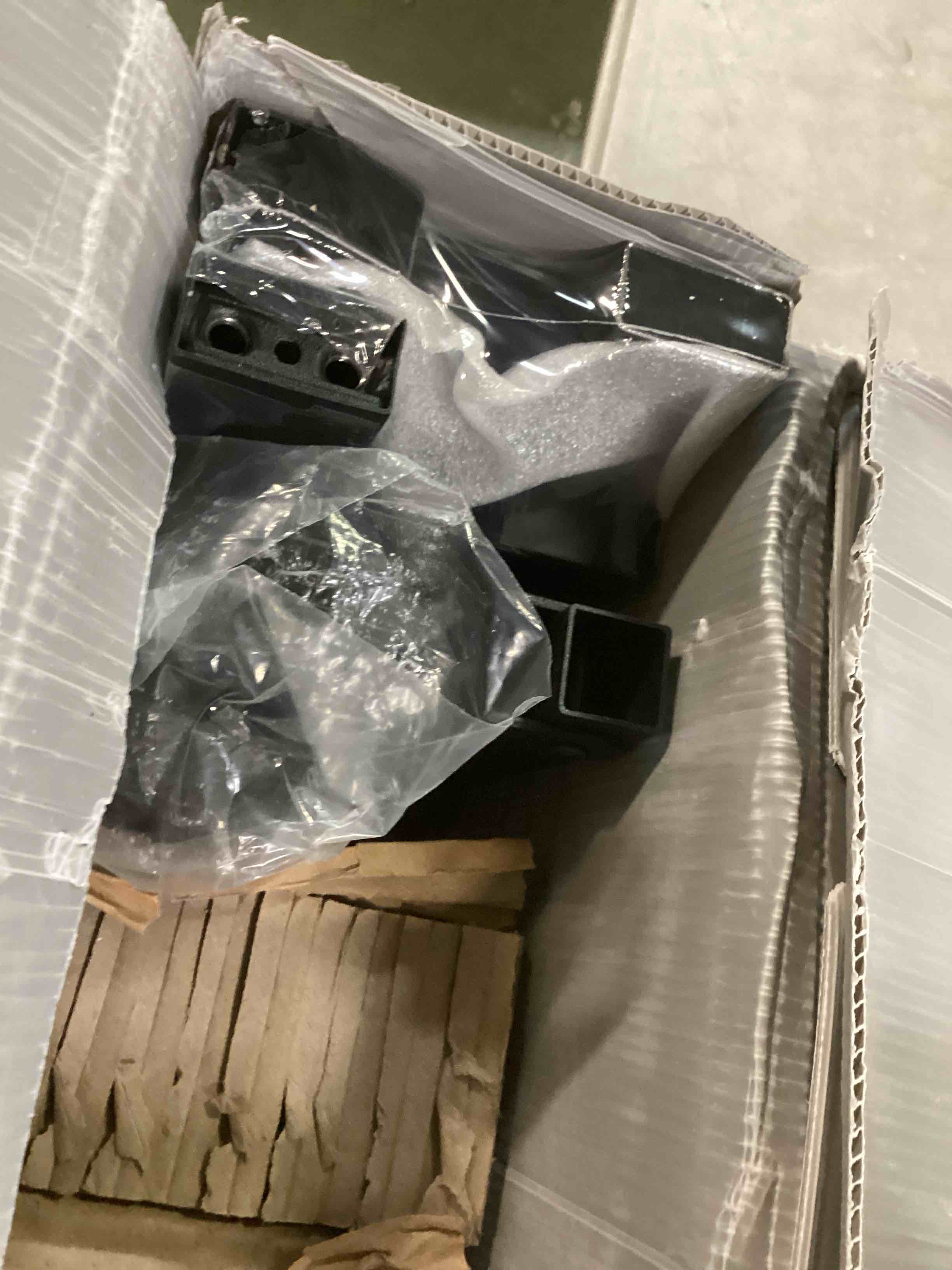 https://s3.amazonaws.com/lotting-images-prod/bidfta/BRN0020196_1725473038998.jpeg