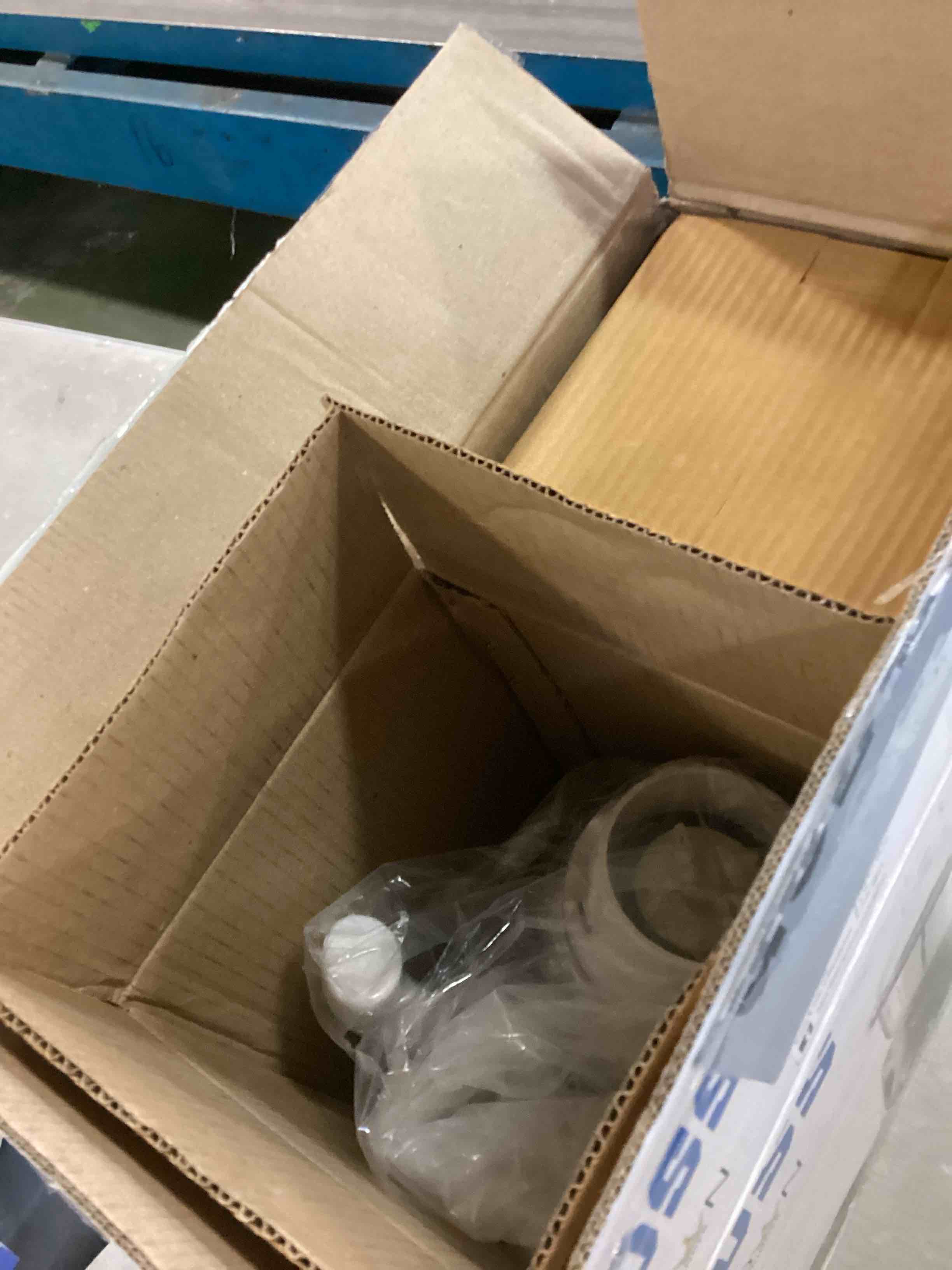 https://s3.amazonaws.com/lotting-images-prod/bidfta/BRN0110040_1727718515022.jpeg