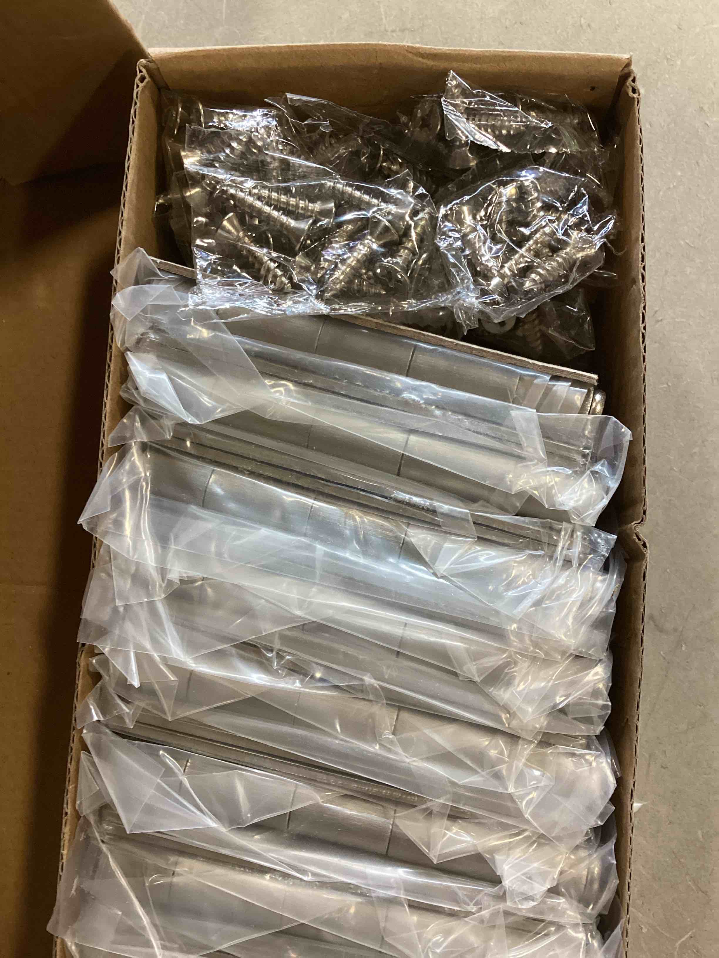 https://s3.amazonaws.com/lotting-images-prod/bidfta/BRN0116650_1724855926034.jpeg