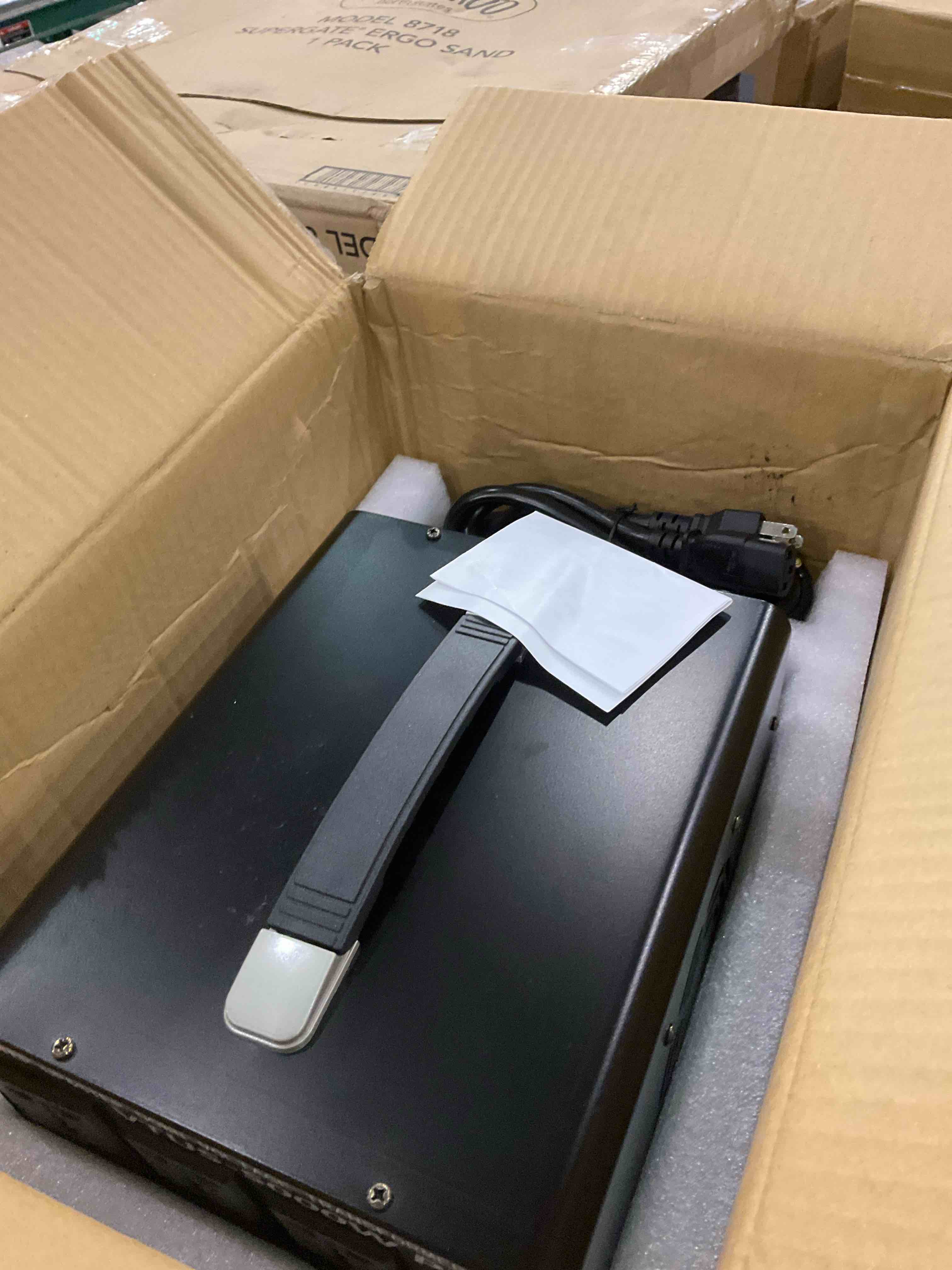 https://s3.amazonaws.com/lotting-images-prod/bidfta/BRN0218734_1727177312548.jpeg