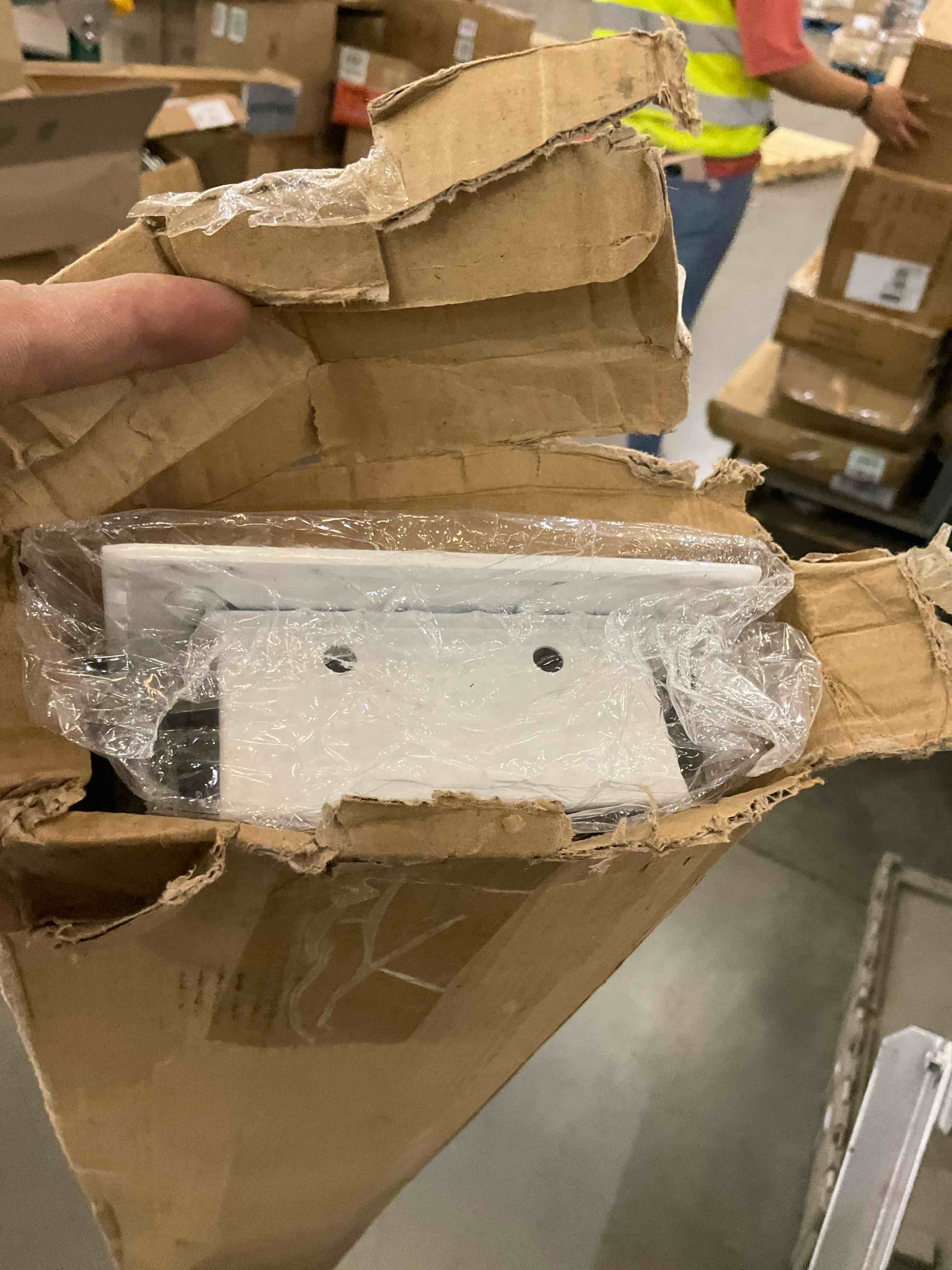 https://s3.amazonaws.com/lotting-images-prod/bidfta/BRN0238997_1726084230390.jpeg