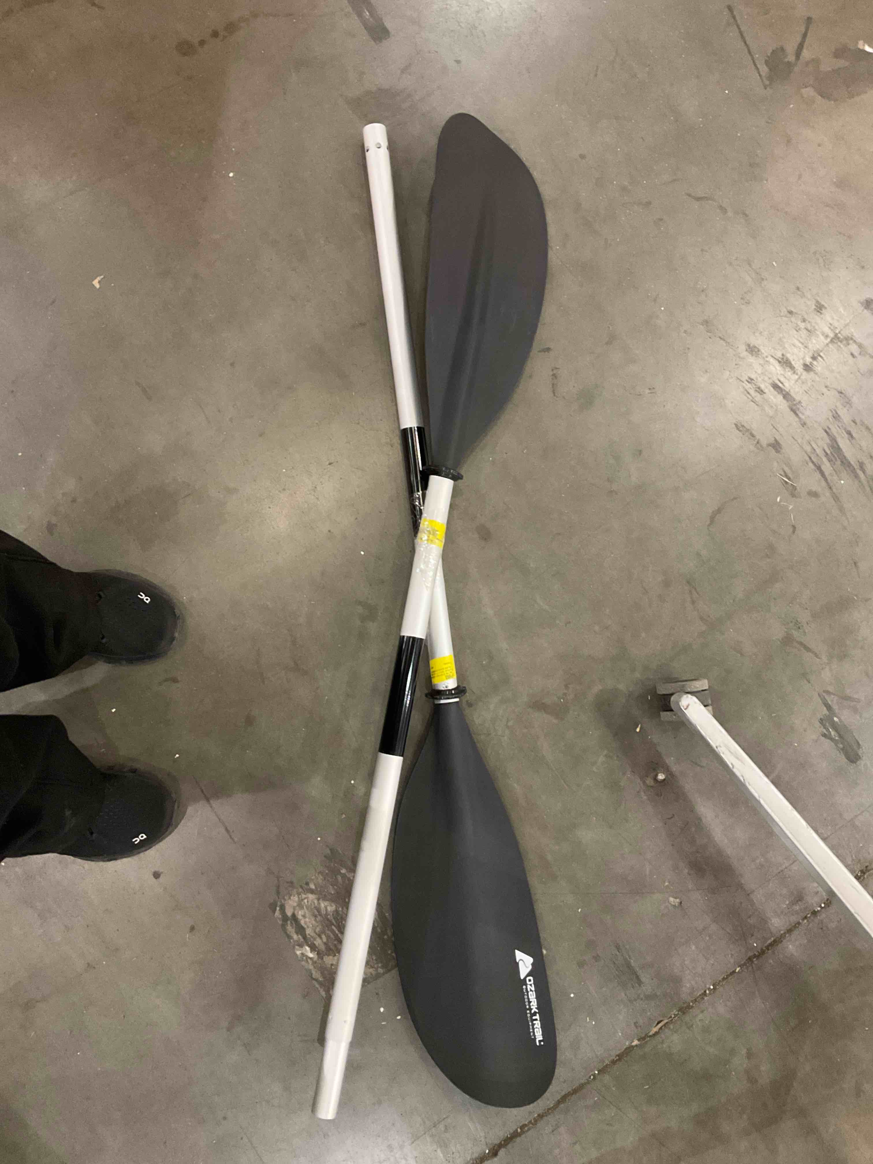 black kayak paddle