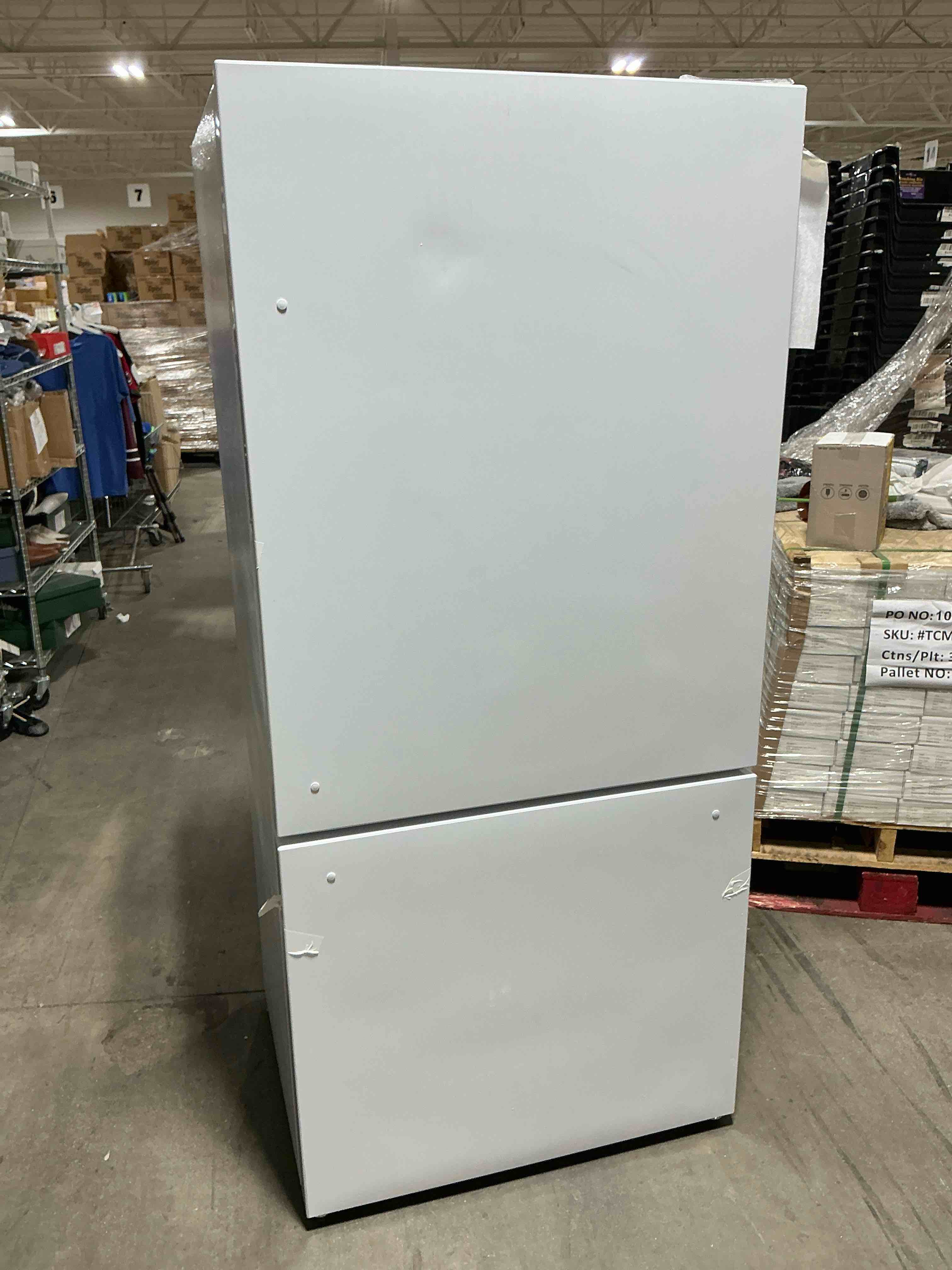 FFFFD1785-32WHT 17.2 cu ft refrigerator-freezer, scratch and dent appliance