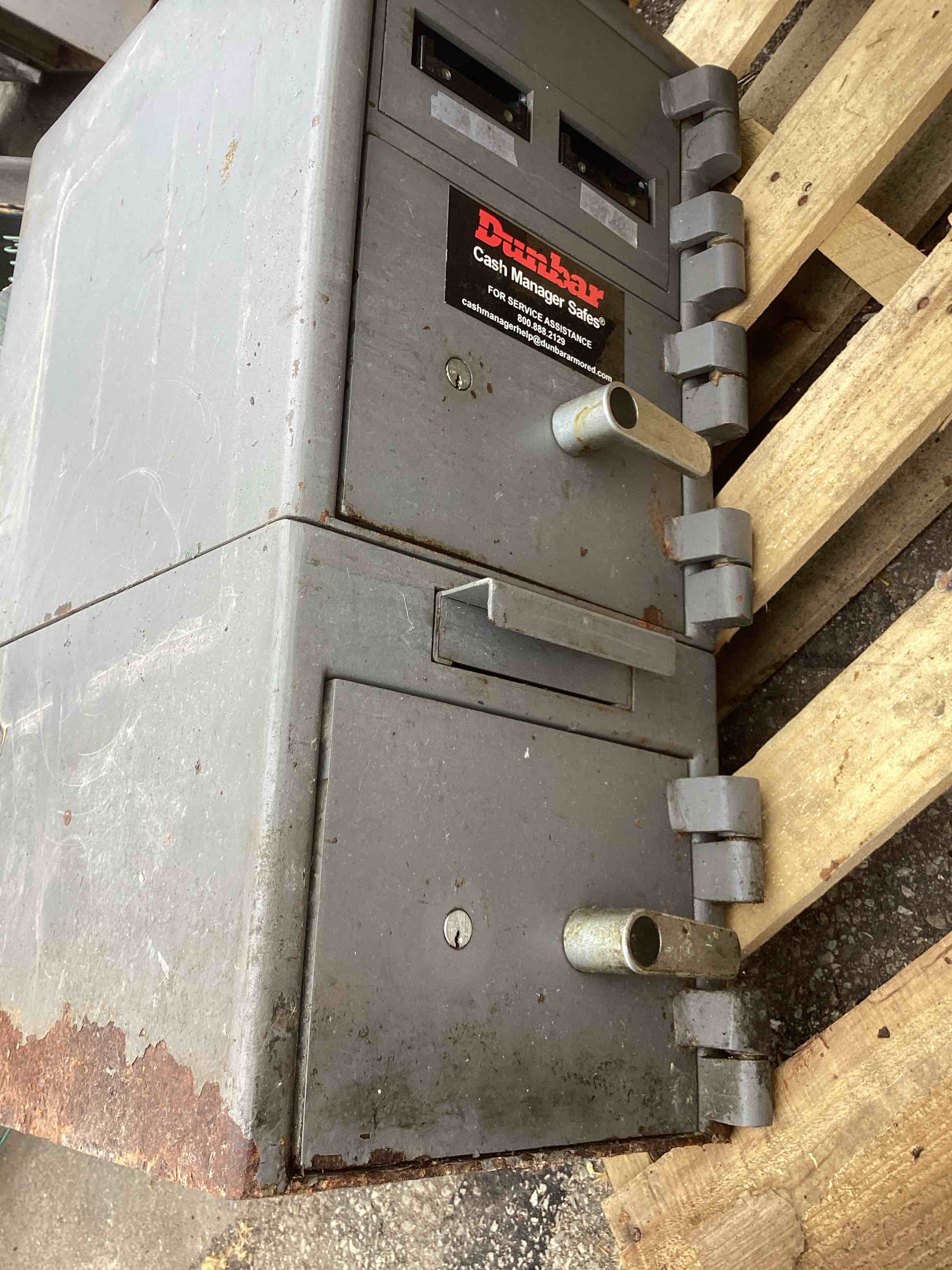 Brinks Double Drop Safe Size: 13" x 18" x 29.25" Working bill validatos Unit powers on and appears to work. No codes (needs to be reprogrammed). No Keys. Power supply included