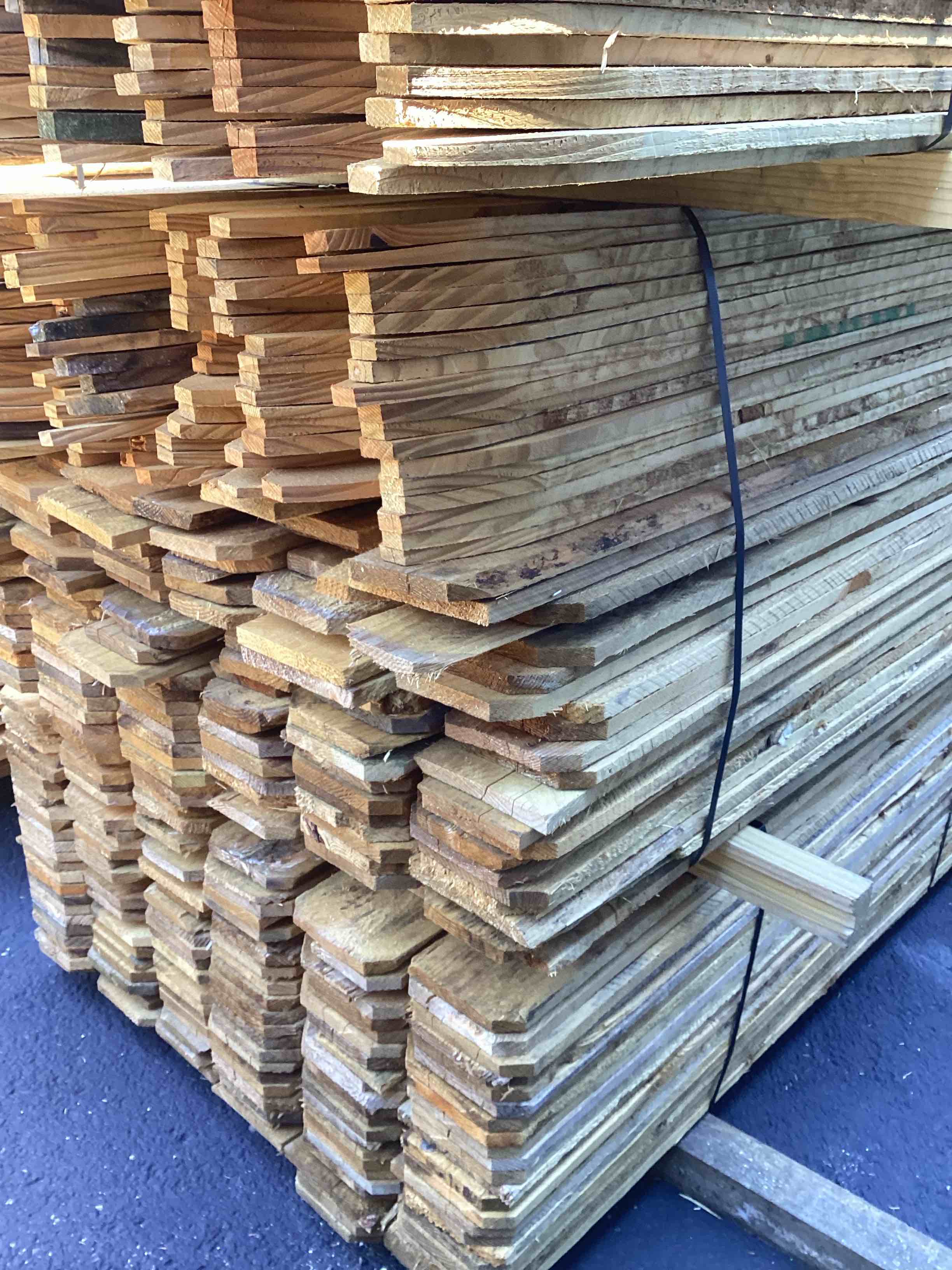 135 dog ear fence pickets and 105 stockade pickets 1x6x6 