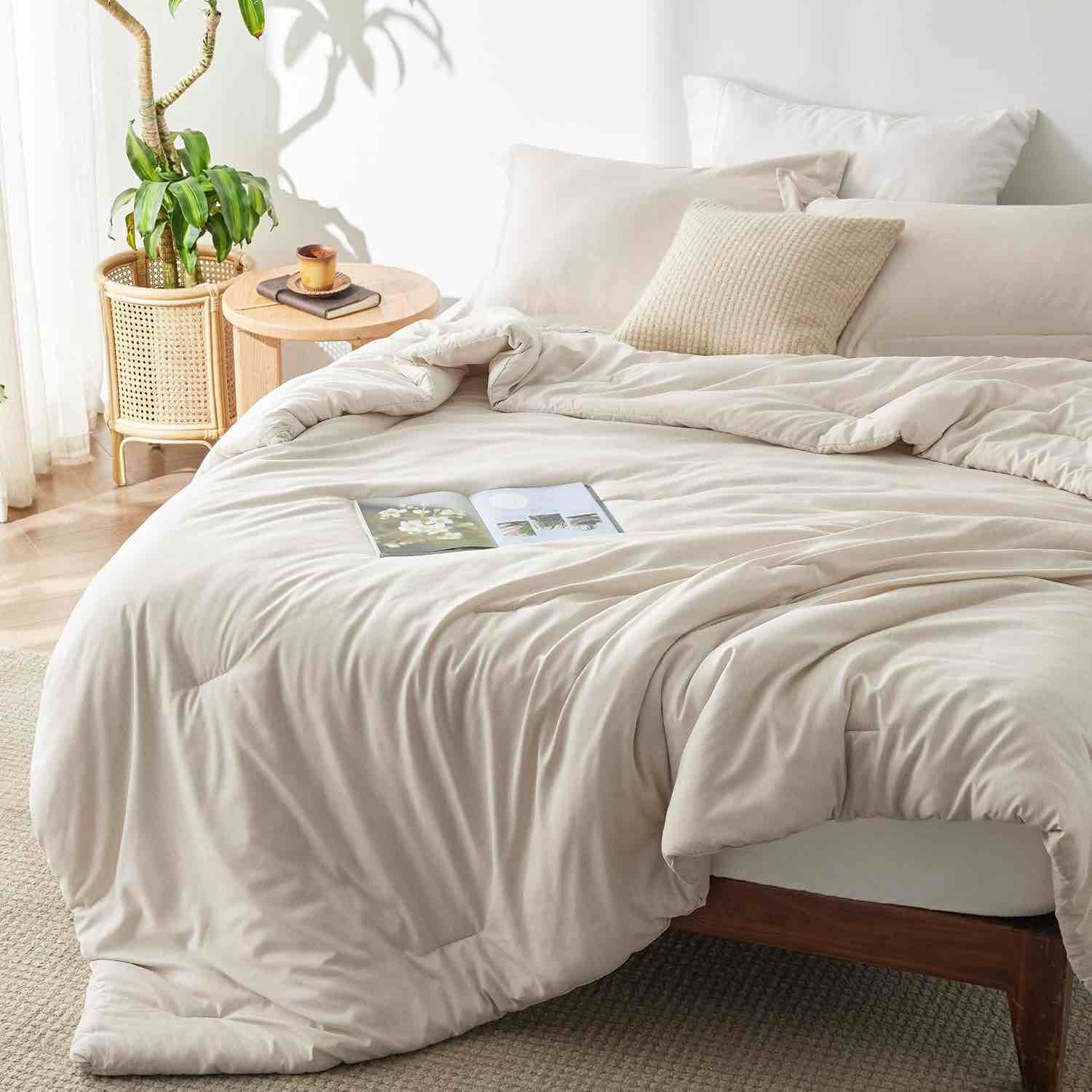 Bedsore Bedsure King Size Comforter Set - Beige King Comforter Set, Soft Bedding for All Seasons, Cationic Dyed Bedding Bedsure King Size Comforter Set - Beige King Comforter Set, Soft Bedding for All Seasons, Cationic Dyed Bedding Set, 3 Pieces, 1 Comforter (104"x90") and 2 Pillow Shams (20"x36"+2") Set, 3 Pieces, 1 Comforter (104"x90") and 2 Pillow Shams (20"x36"+2")