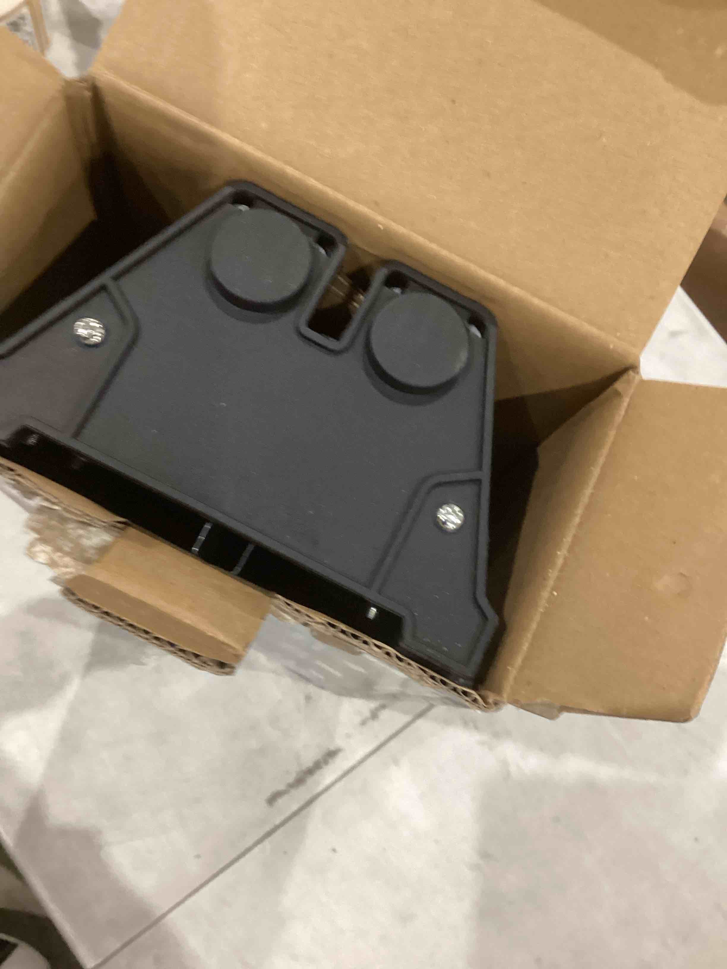 https://s3.amazonaws.com/lotting-images-prod/bidfta/BRN0494726_1742307906428.jpeg