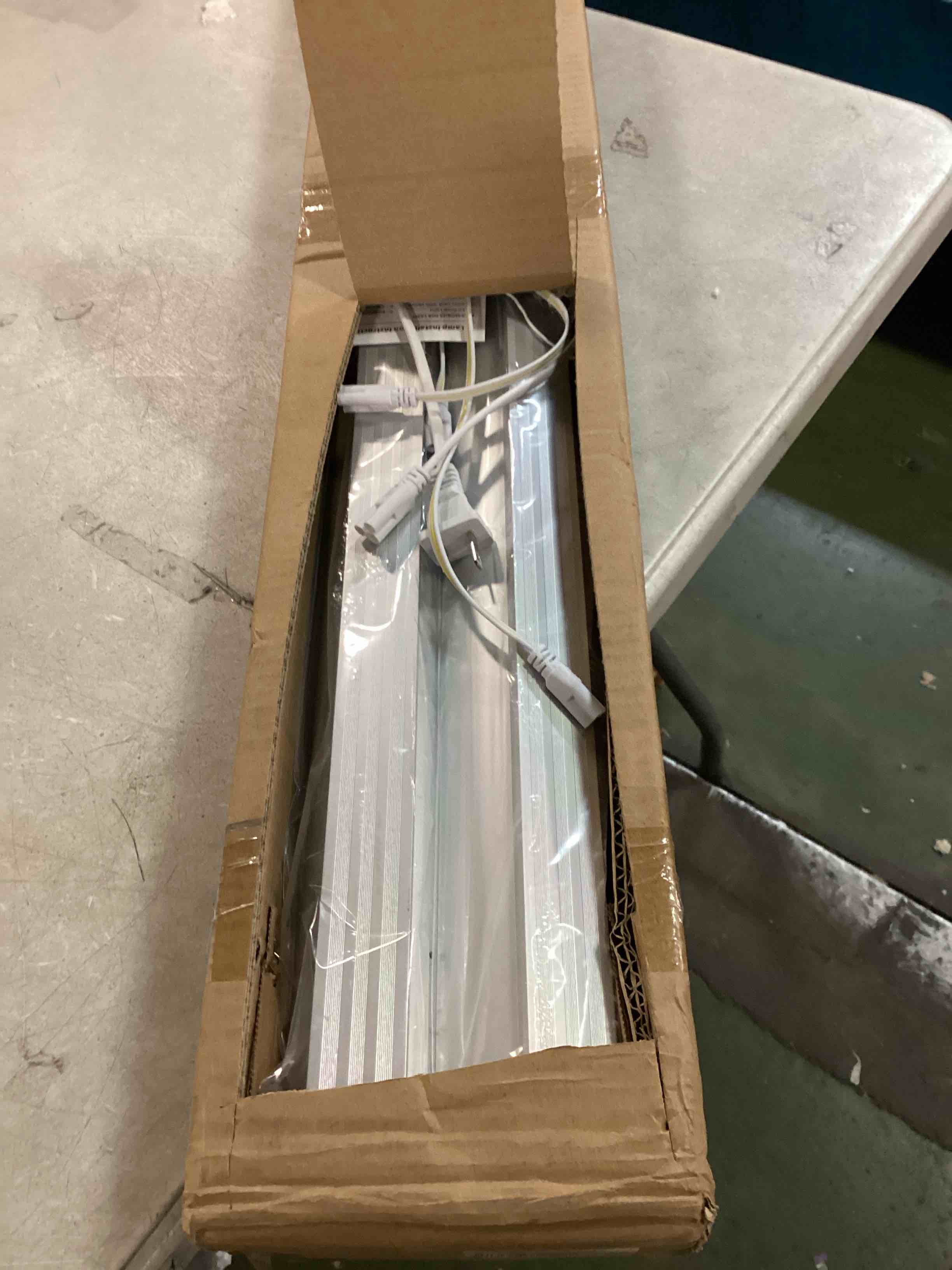 https://s3.amazonaws.com/lotting-images-prod/bidfta/BRN0511984_1731992816279.jpeg