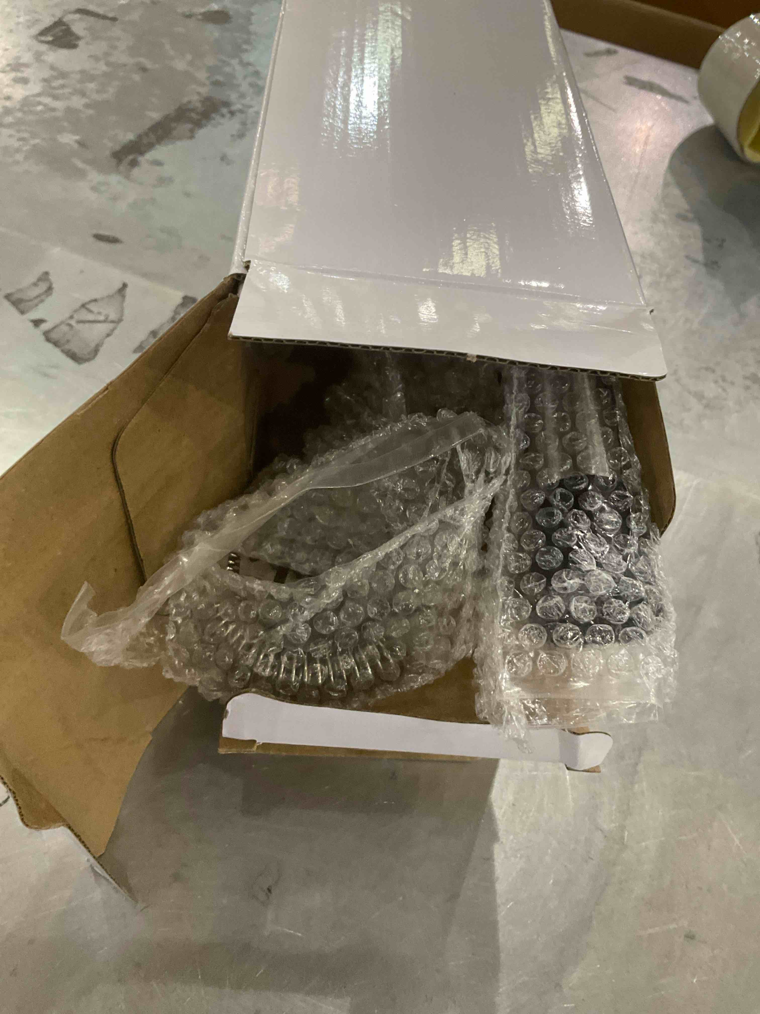 https://s3.amazonaws.com/lotting-images-prod/bidfta/BRN0569344_1736956135539.jpeg