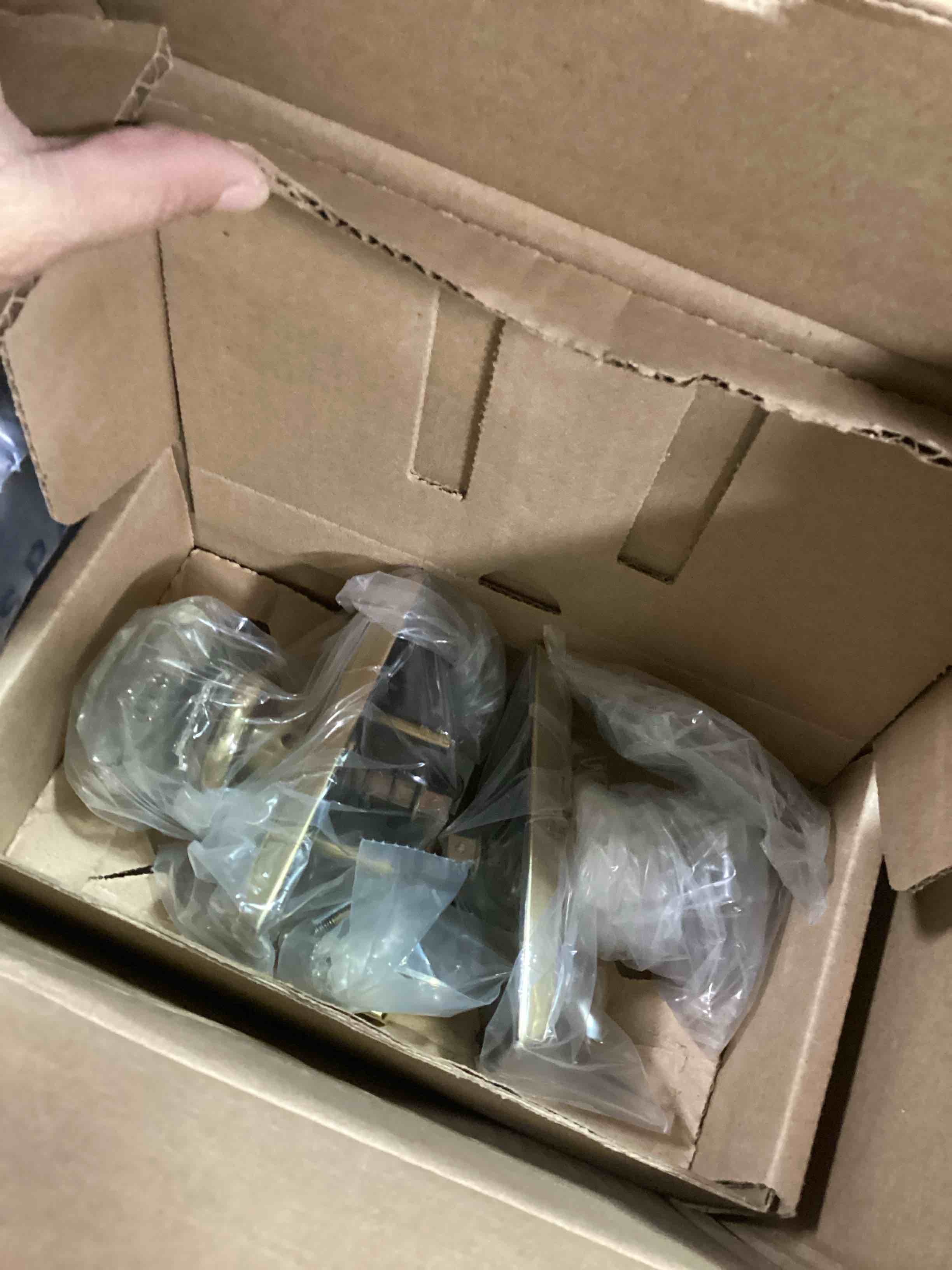 https://s3.amazonaws.com/lotting-images-prod/bidfta/BRN0573819_1732733483401.jpeg