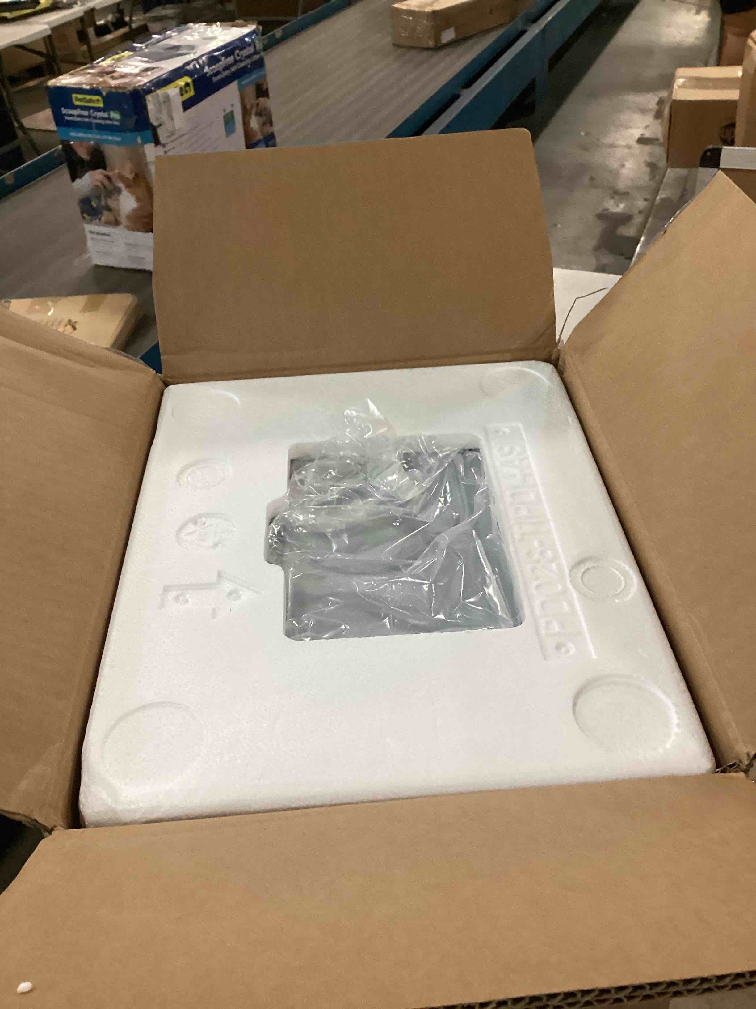 https://s3.amazonaws.com/lotting-images-prod/bidfta/BRN0579377_1730328659391.jpeg