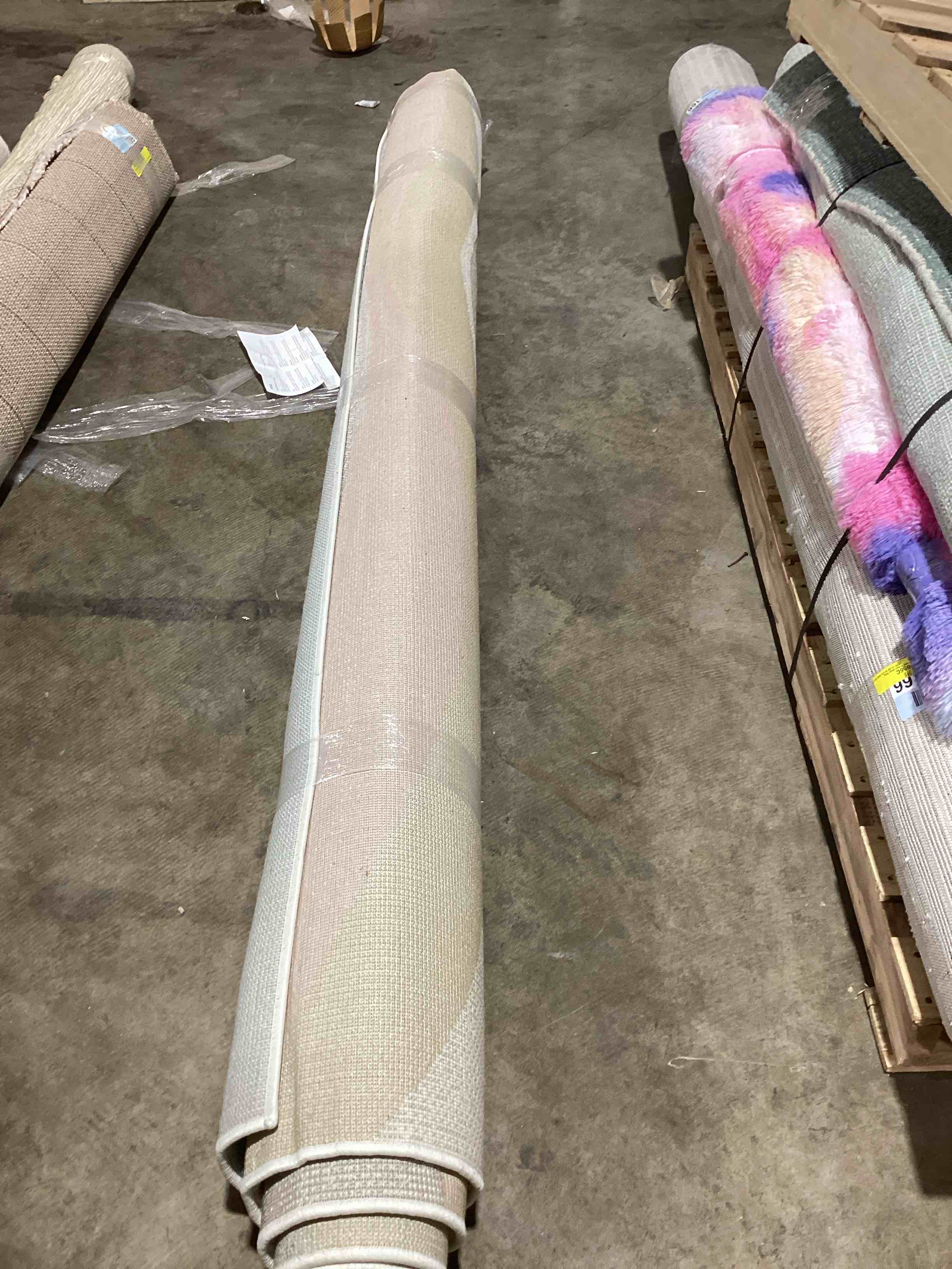 Condition photo showing Good Condition for SAFAVIEH Area Rug 8x10 - Hollywood Collection - Large - Grey & Pink, Mid-Century Modern Design, Non-Shedding & Easy Cleaning, Ideal for Living Room, Bedroom, Office, Dining Space (HLW766U)