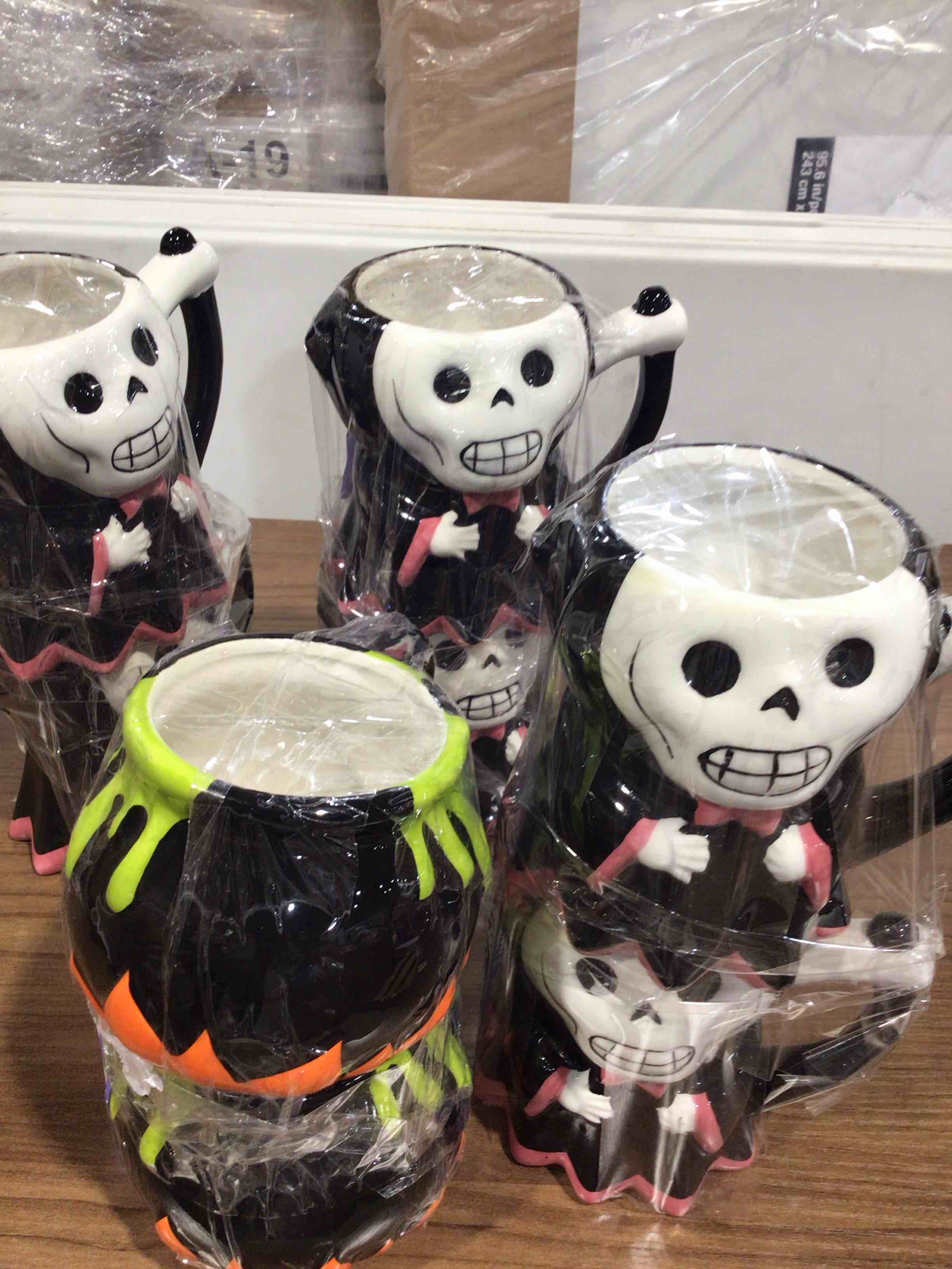 Condition photo showing New/Like New for Hyde Eek! Earthware dishwasher and microwave safe fun Mugs