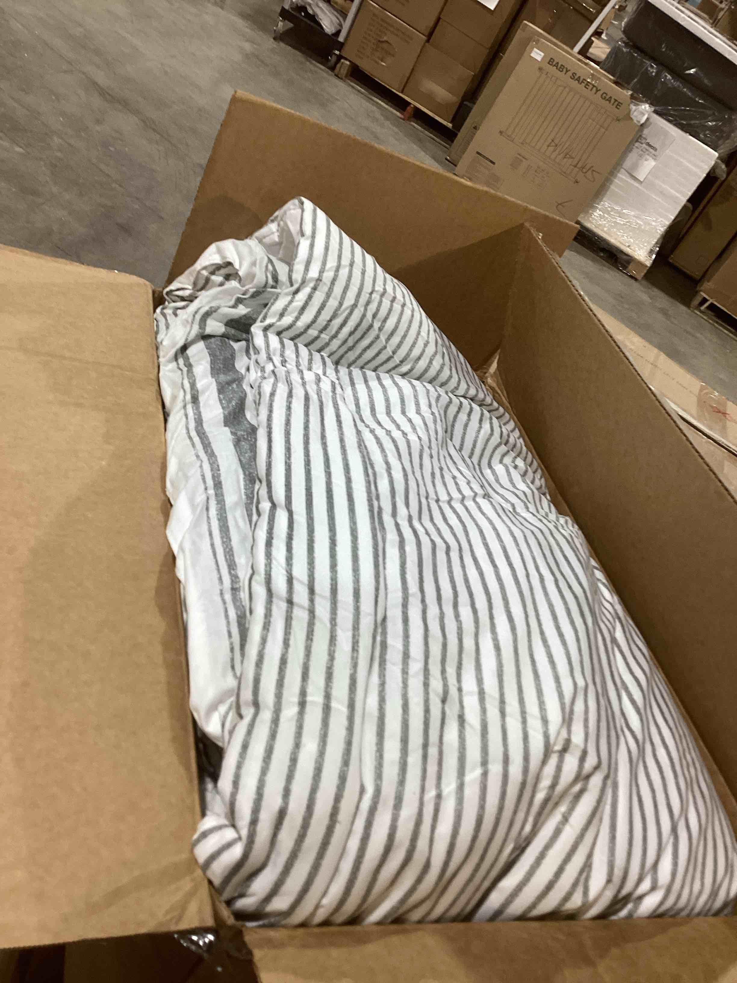 Condition photo showing Good Condition for Standard Cotton 460 TC Reversible 3 Piece Duvet Cover Set, Queen 