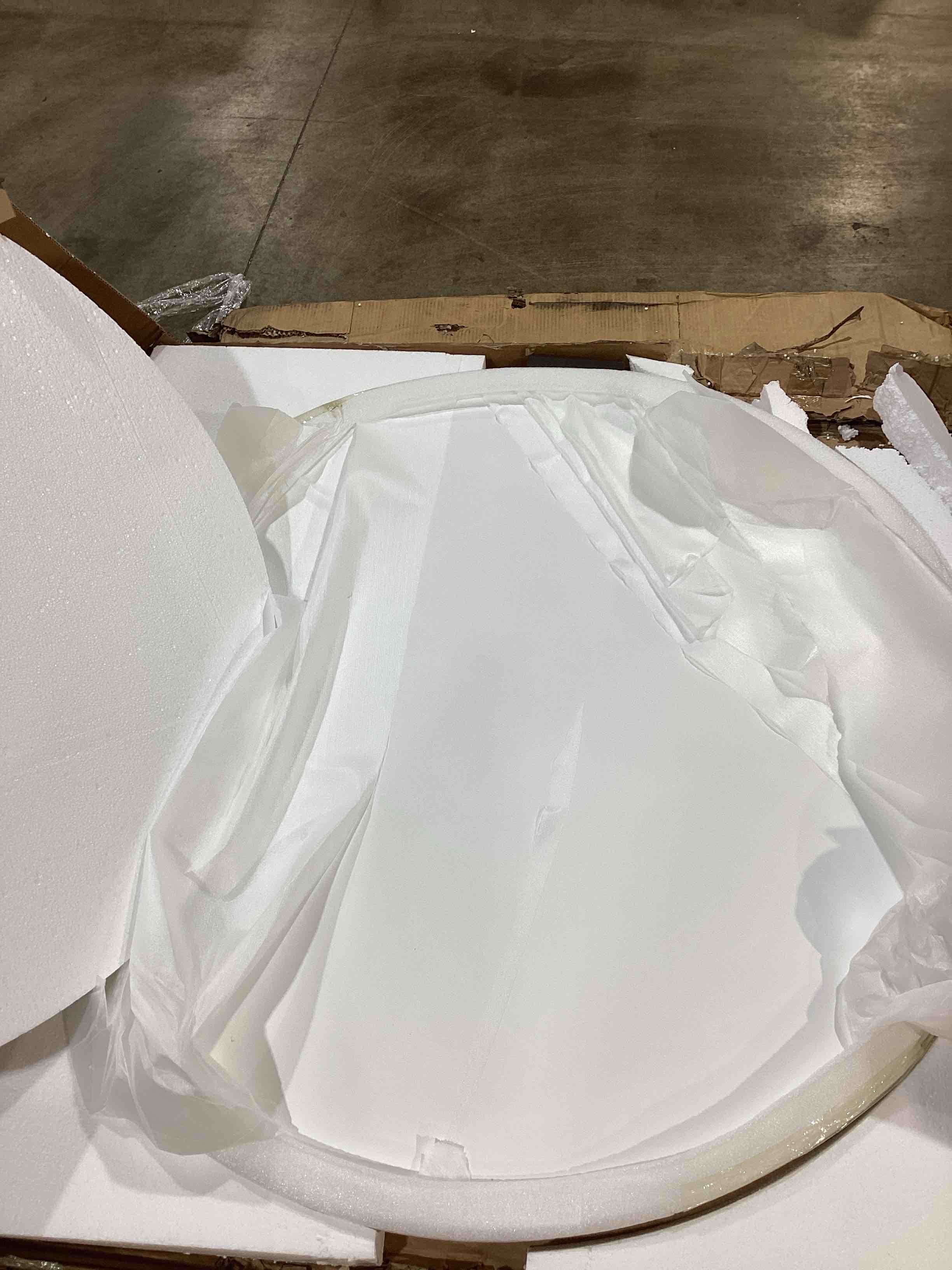Condition photo showing Good Condition for ( only top ) palma round dining white gloss top white