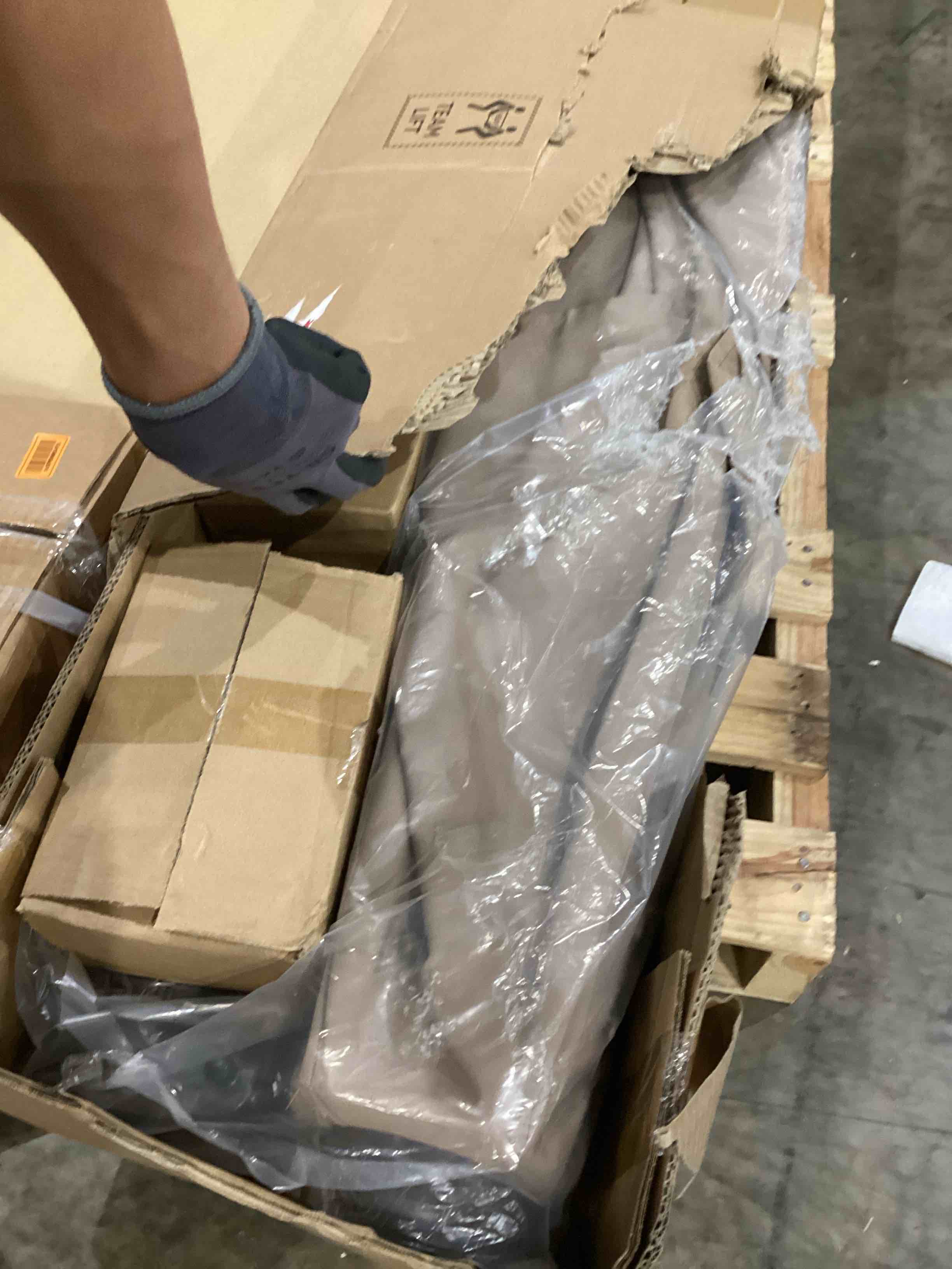 https://s3.amazonaws.com/lotting-images-prod/bidfta/BRN1439481_1754401344090.jpeg