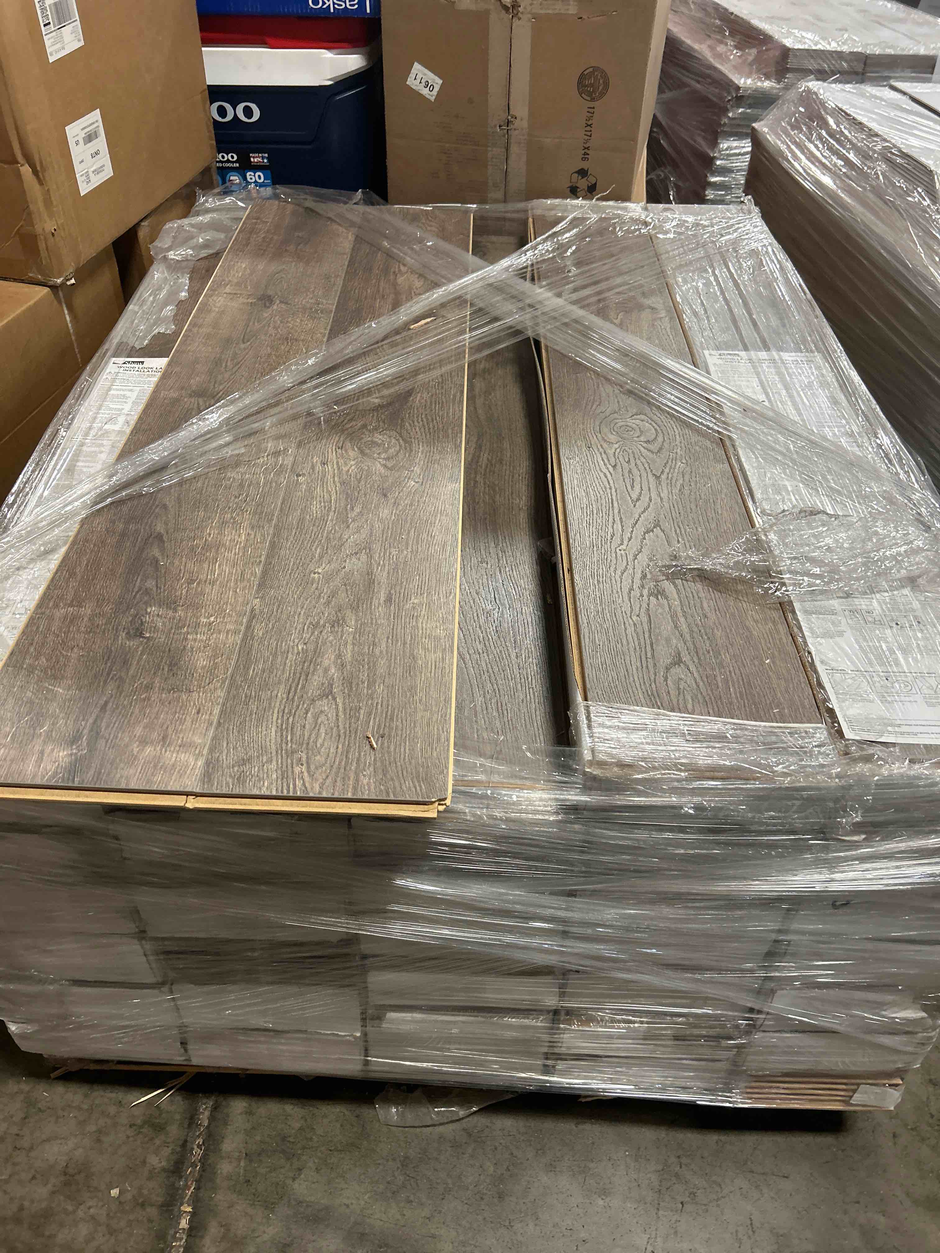 Shaw 7.5” x 51” Vinly flooring 583.68 sq ft- bid per sq ft