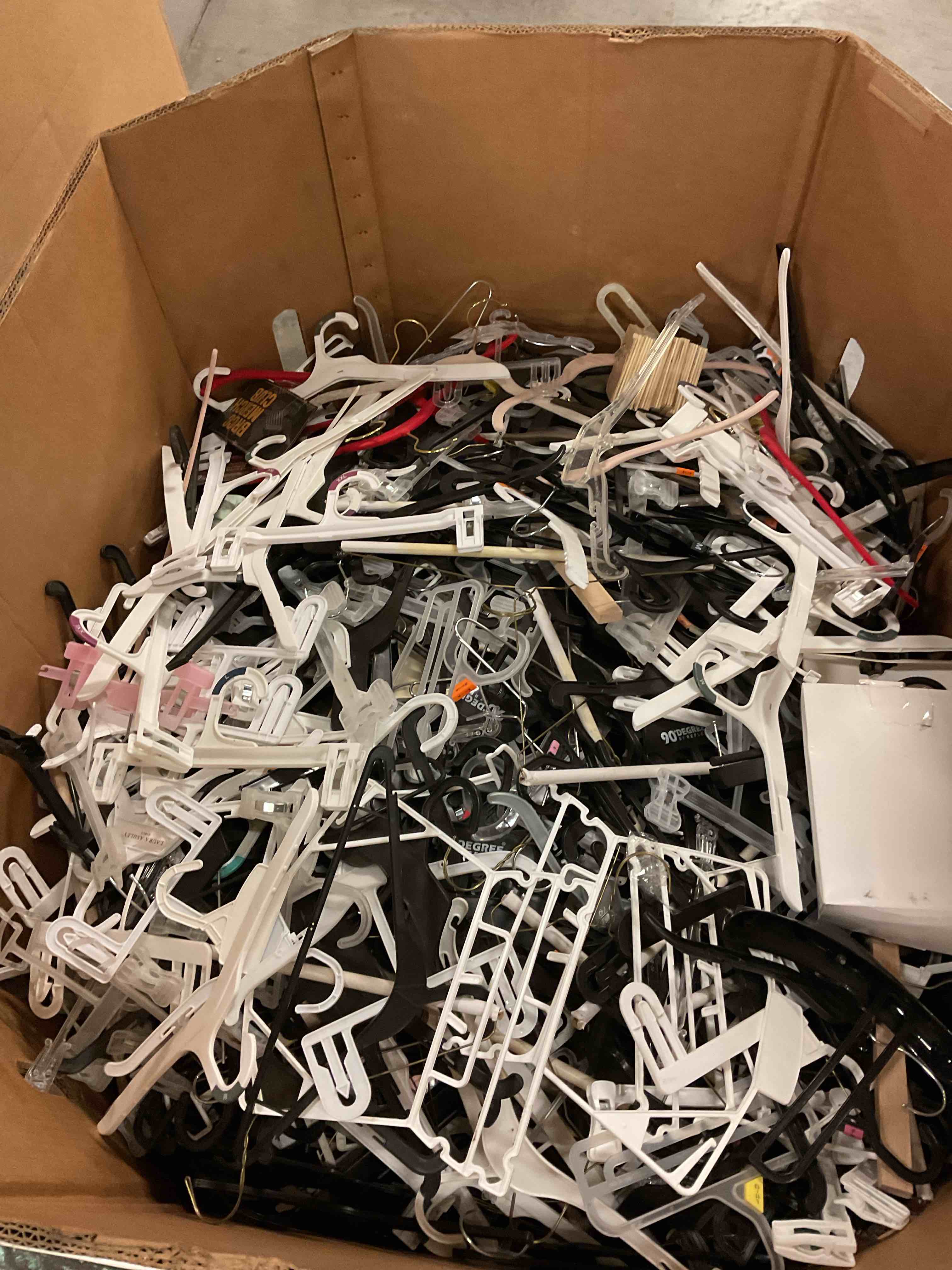 https://s3.amazonaws.com/lotting-images-prod/bidfta/BRN1470711_1756911000868.jpeg
