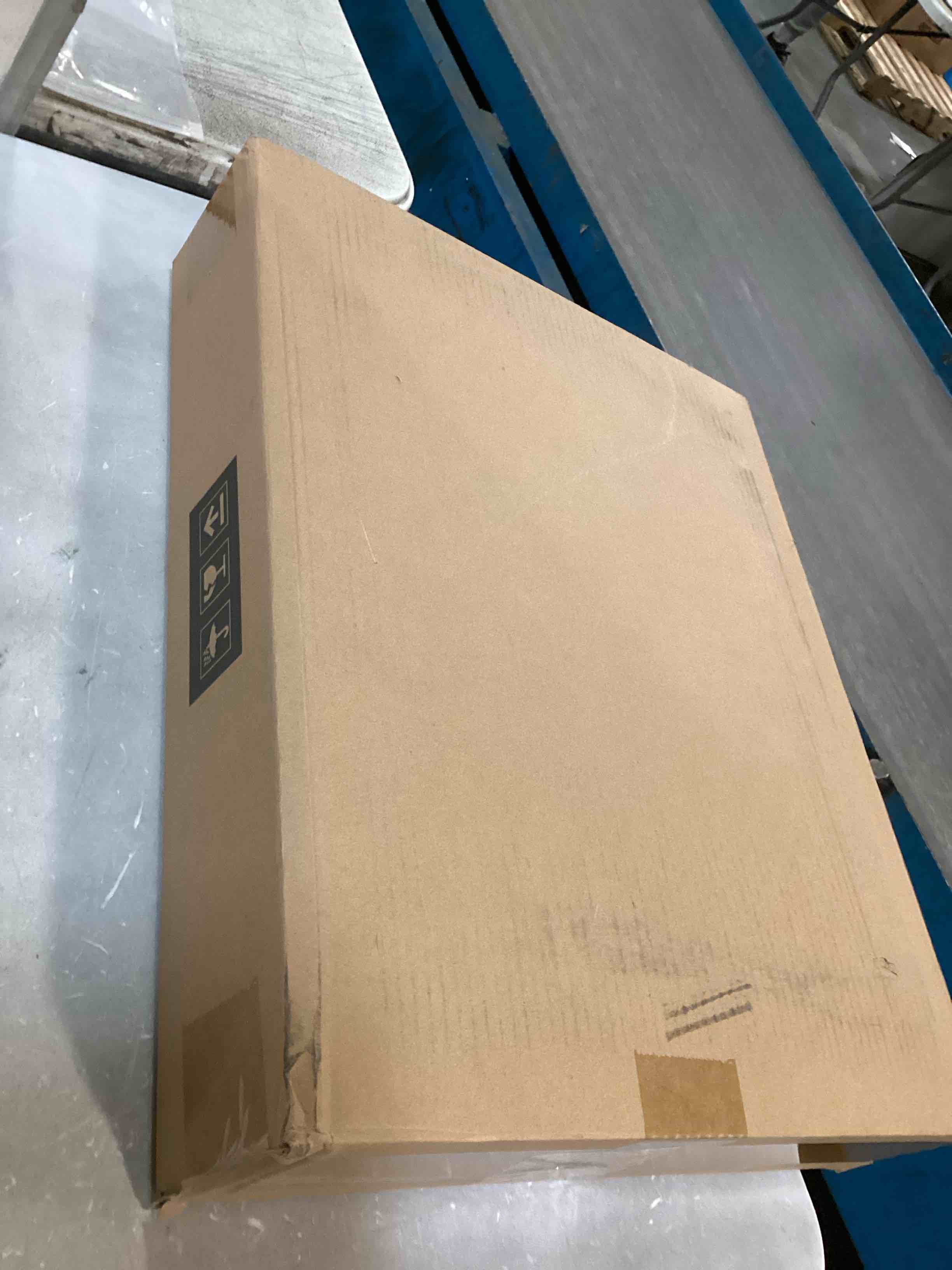 https://s3.amazonaws.com/lotting-images-prod/bidfta/BRN1489240_1740163474229.jpeg